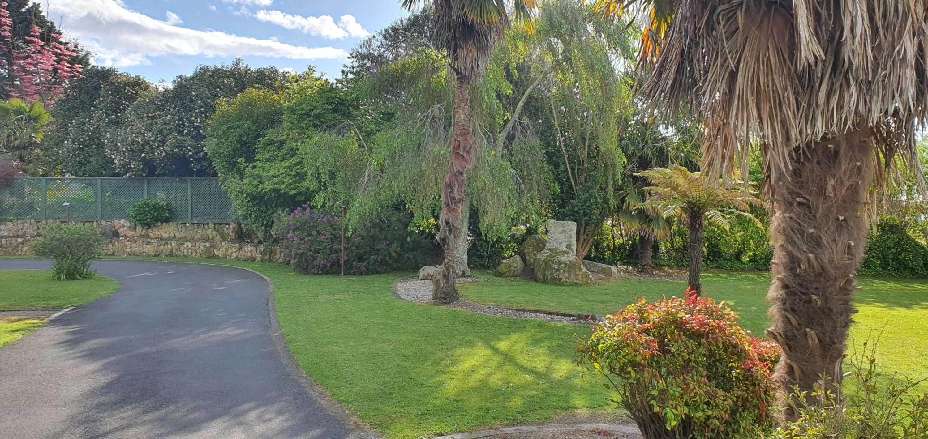 Garden view in Maple Lodge Motel