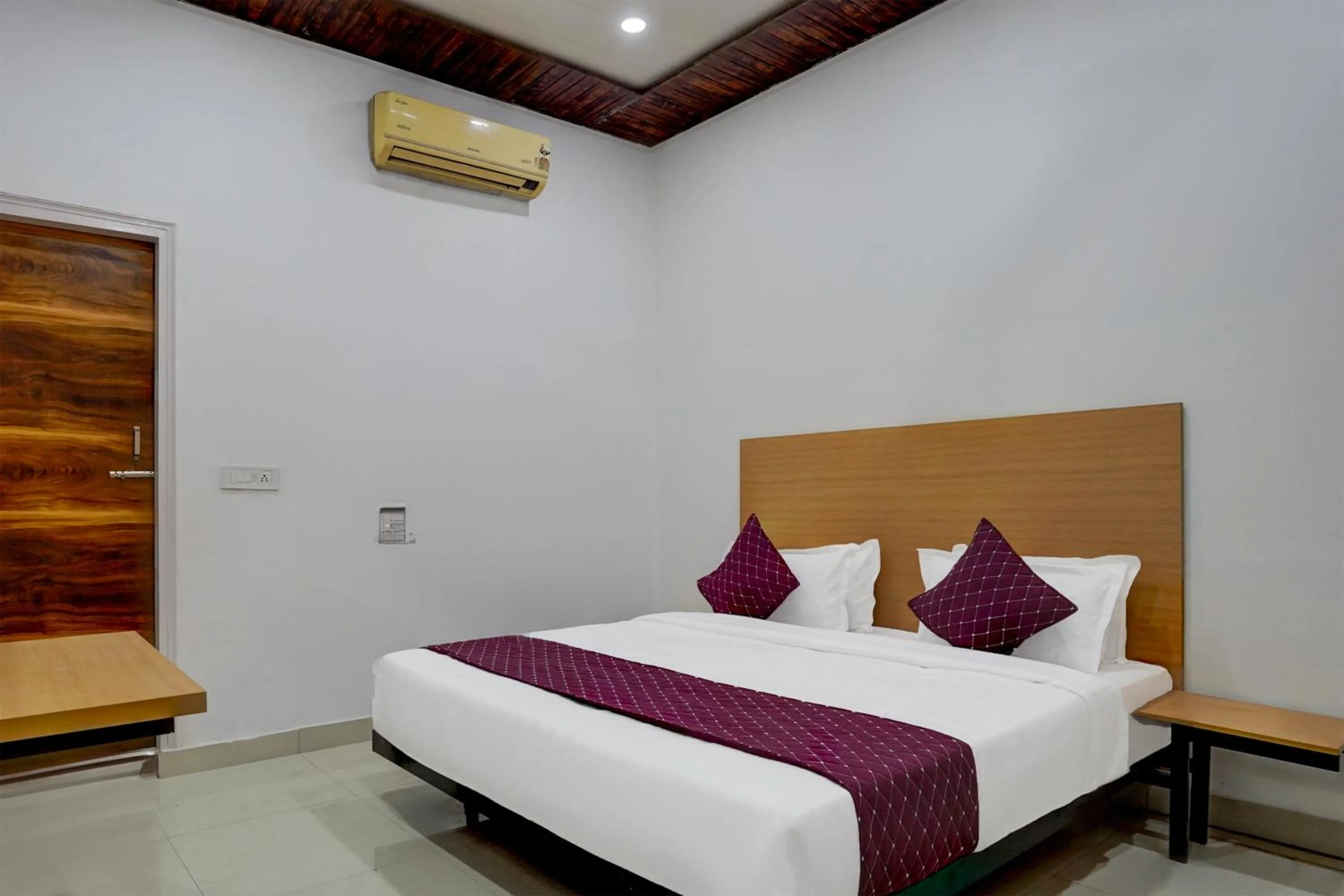 Bed in Hotel Down Town - Noida Sector 15 By Quadis