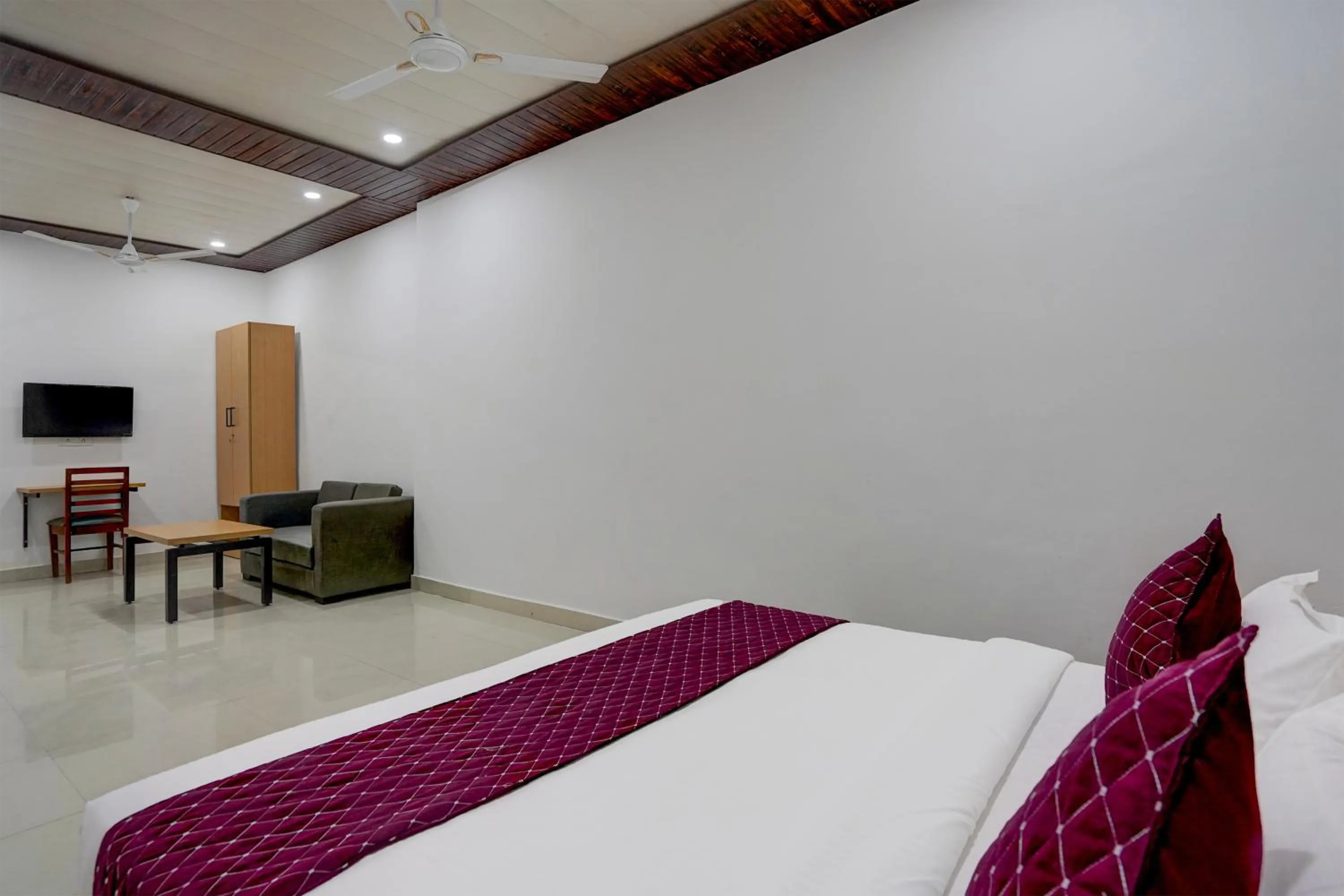 Communal lounge/ TV room, Bed in Hotel Down Town - Noida Sector 15 By Quadis