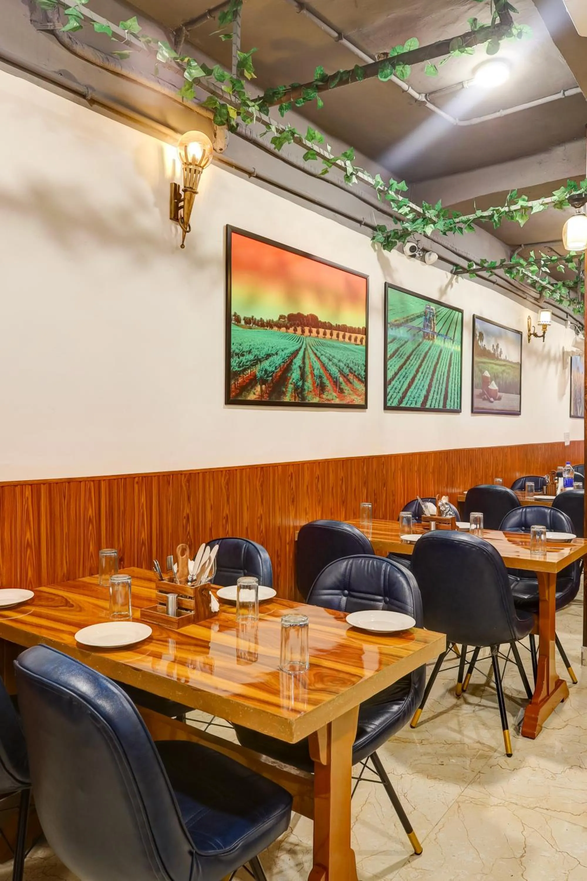 Restaurant/places to eat in Hotel Down Town - Noida Sector 15 By Quadis