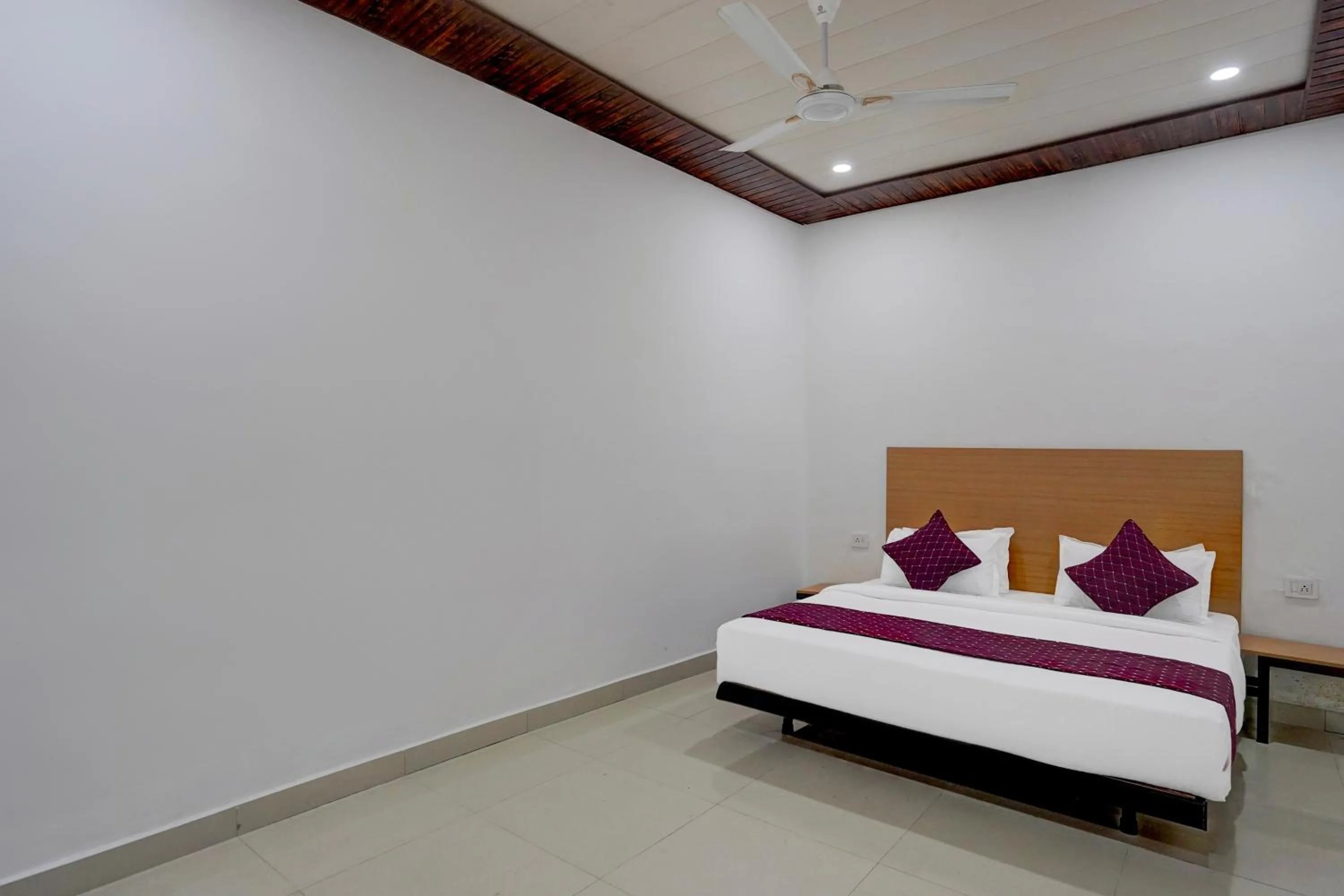 Bed in Hotel Down Town - Noida Sector 15 By Quadis