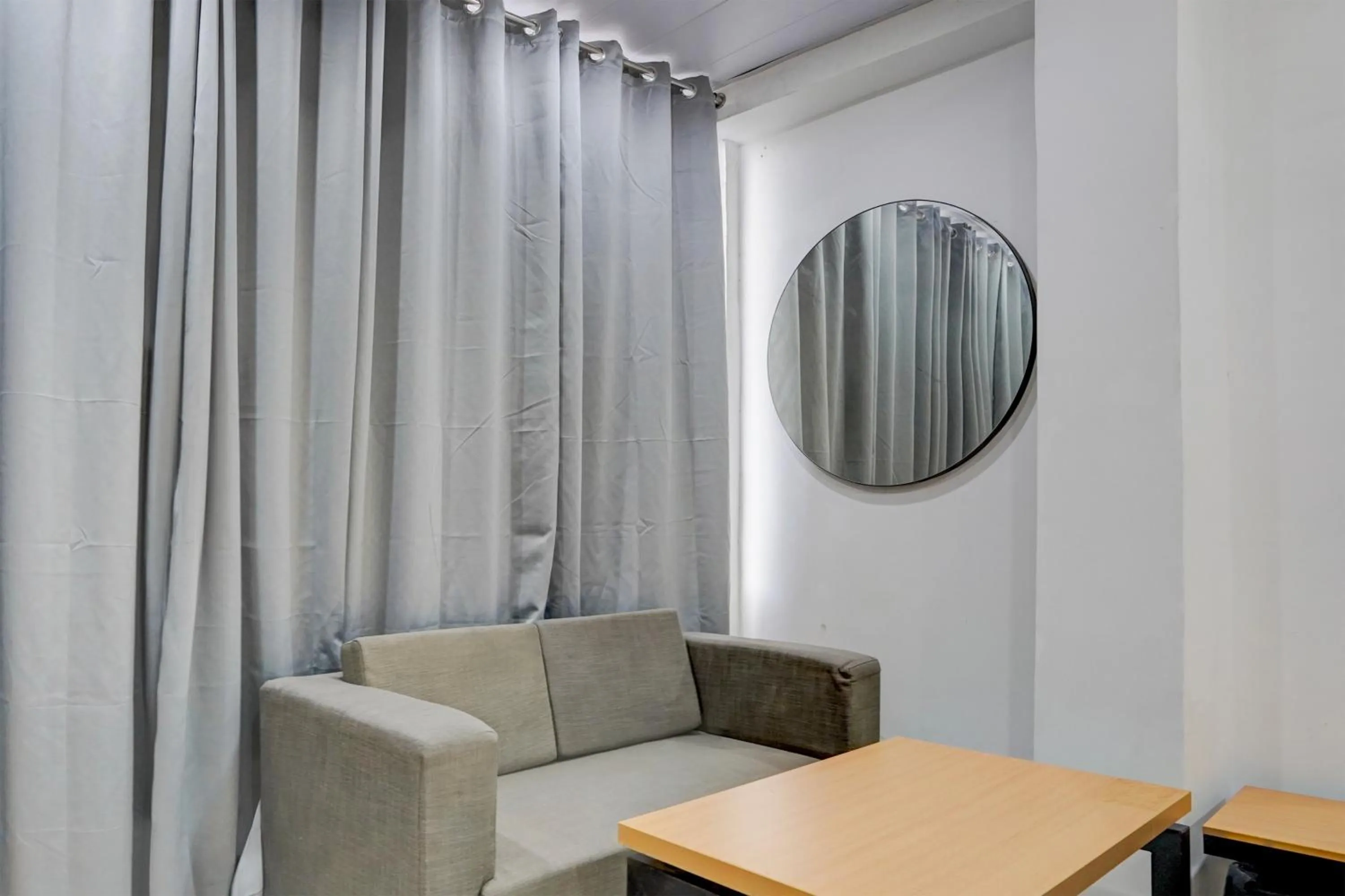 Living room in Hotel Down Town - Noida Sector 15 By Quadis