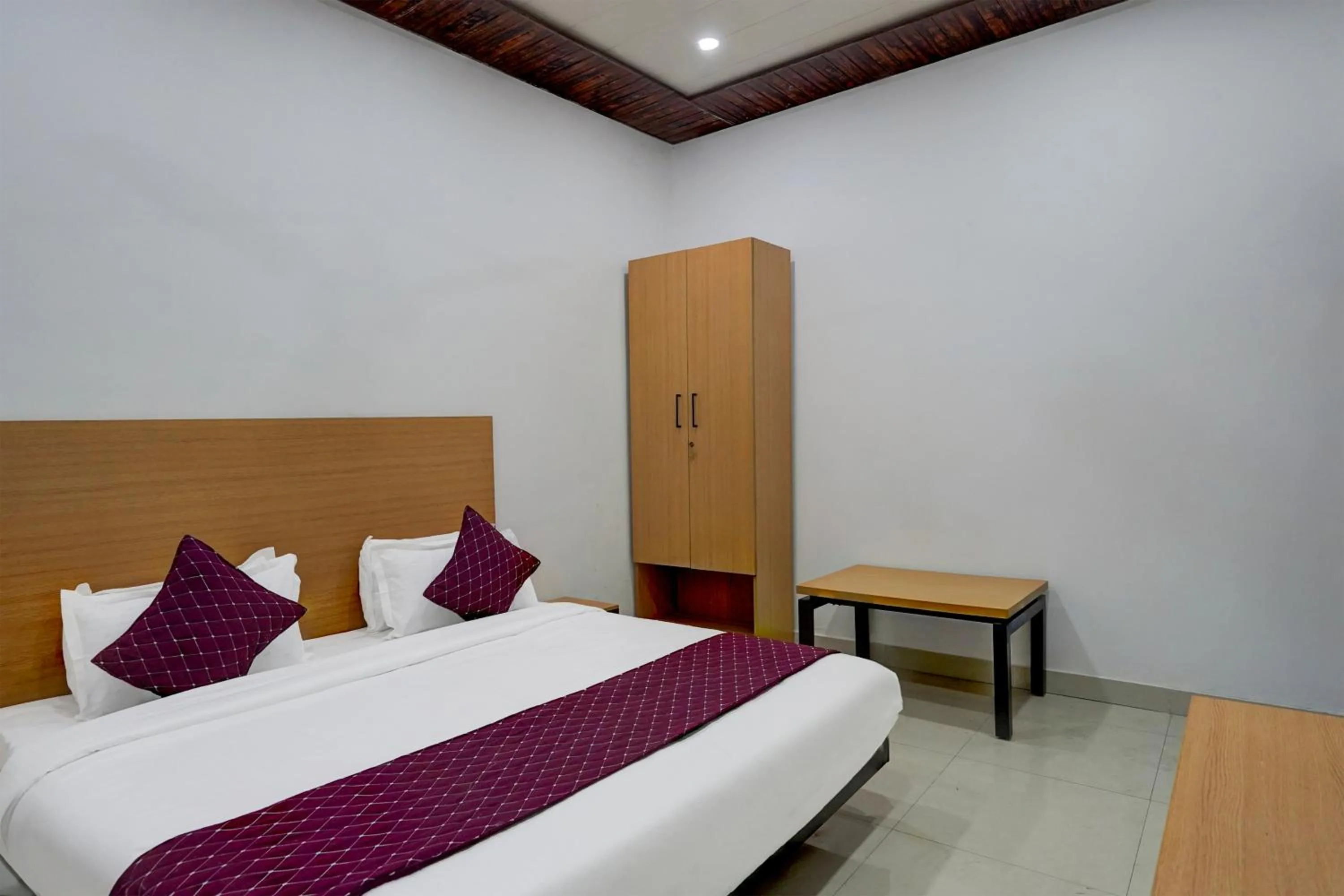 Bed in Hotel Down Town - Noida Sector 15 By Quadis