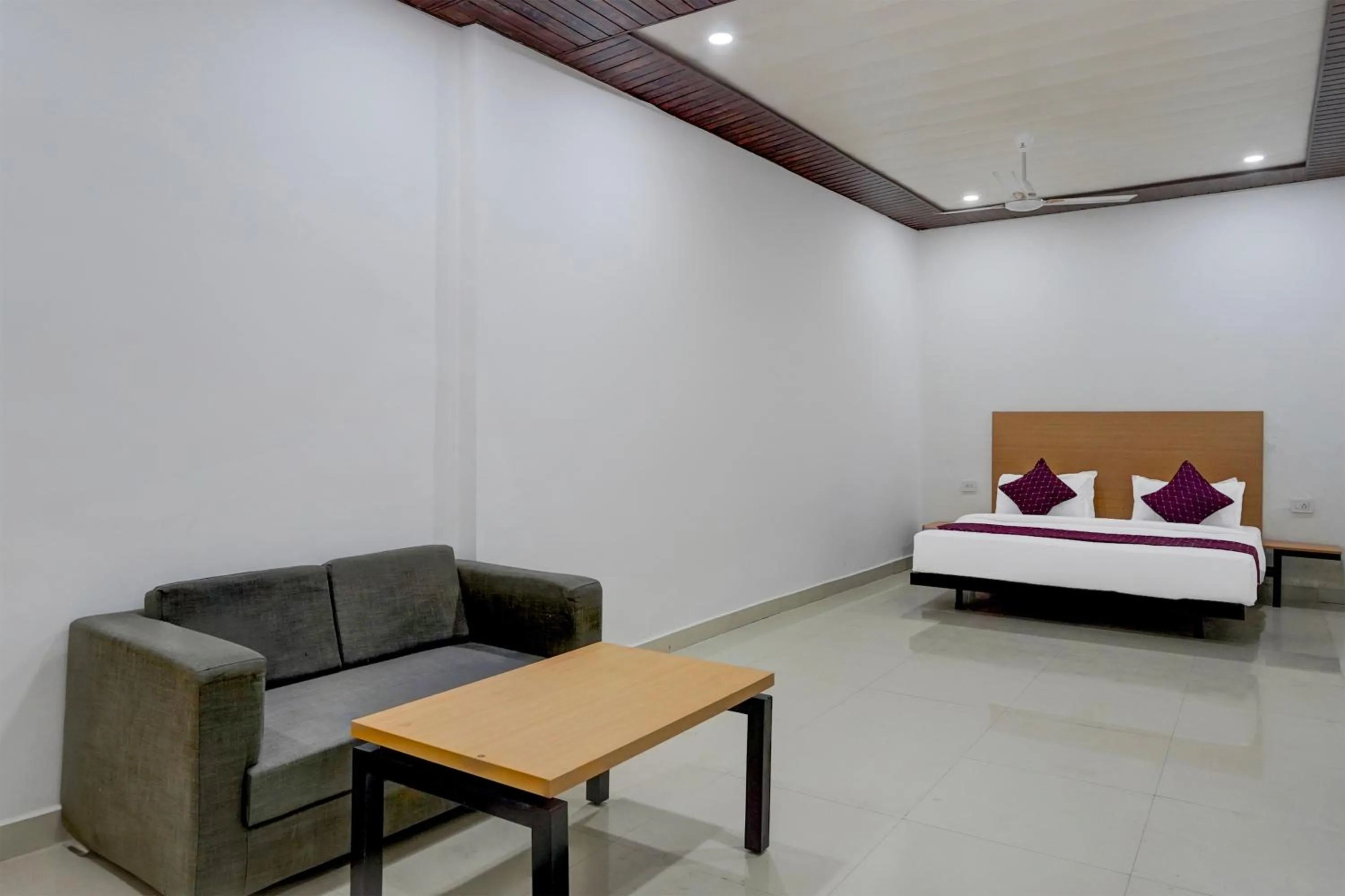Bed in Hotel Down Town - Noida Sector 15 By Quadis