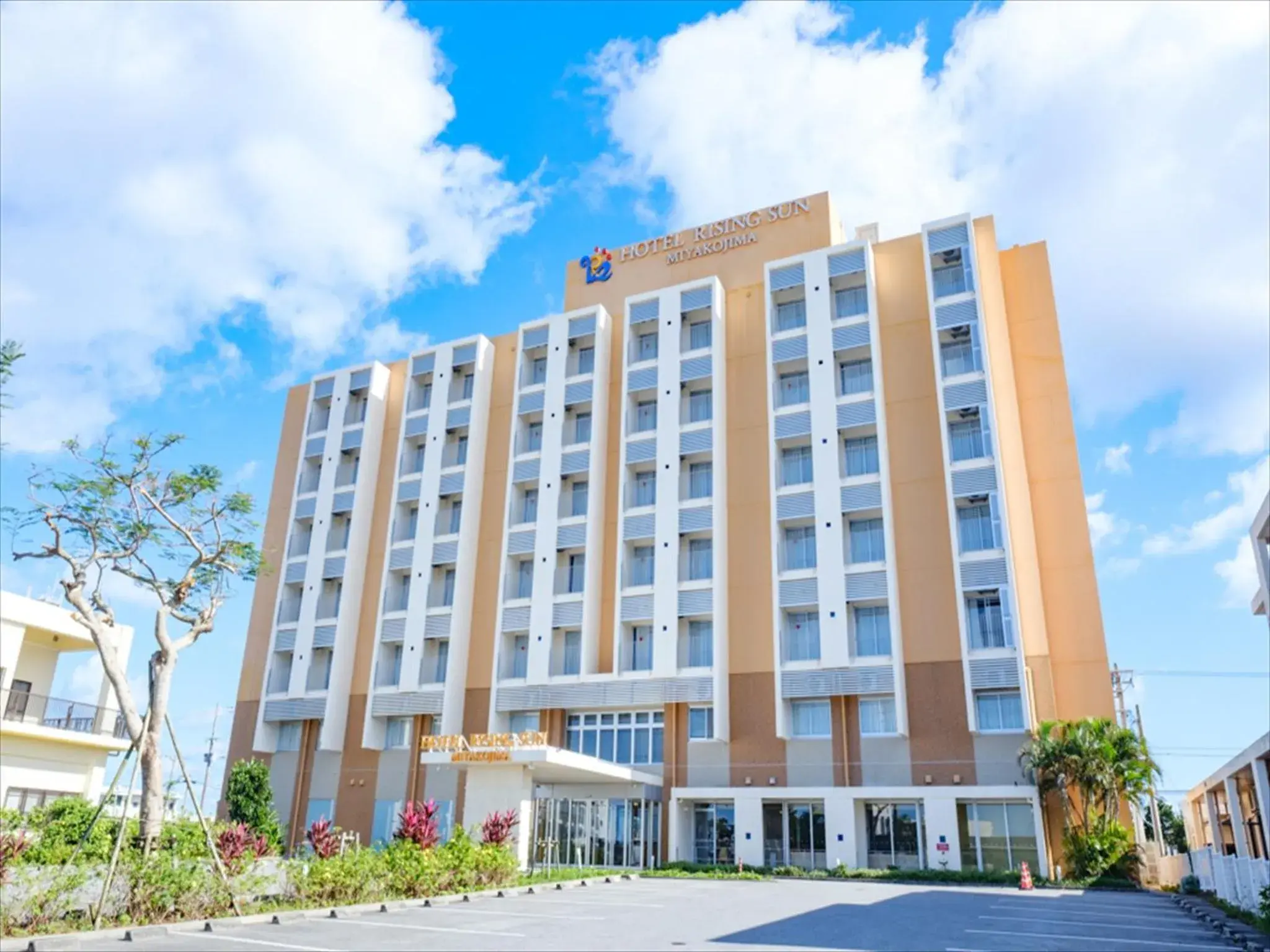 Property building in Hotel Risingsun Miyakojima Property building in Hotel Risingsun Miyakojima