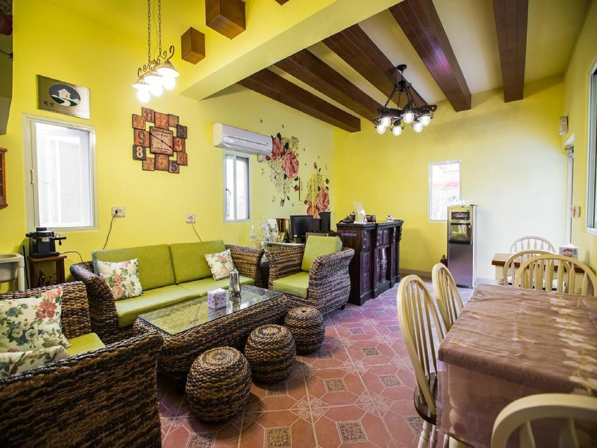 Communal lounge/ TV room in The Anderson Manor Hotel