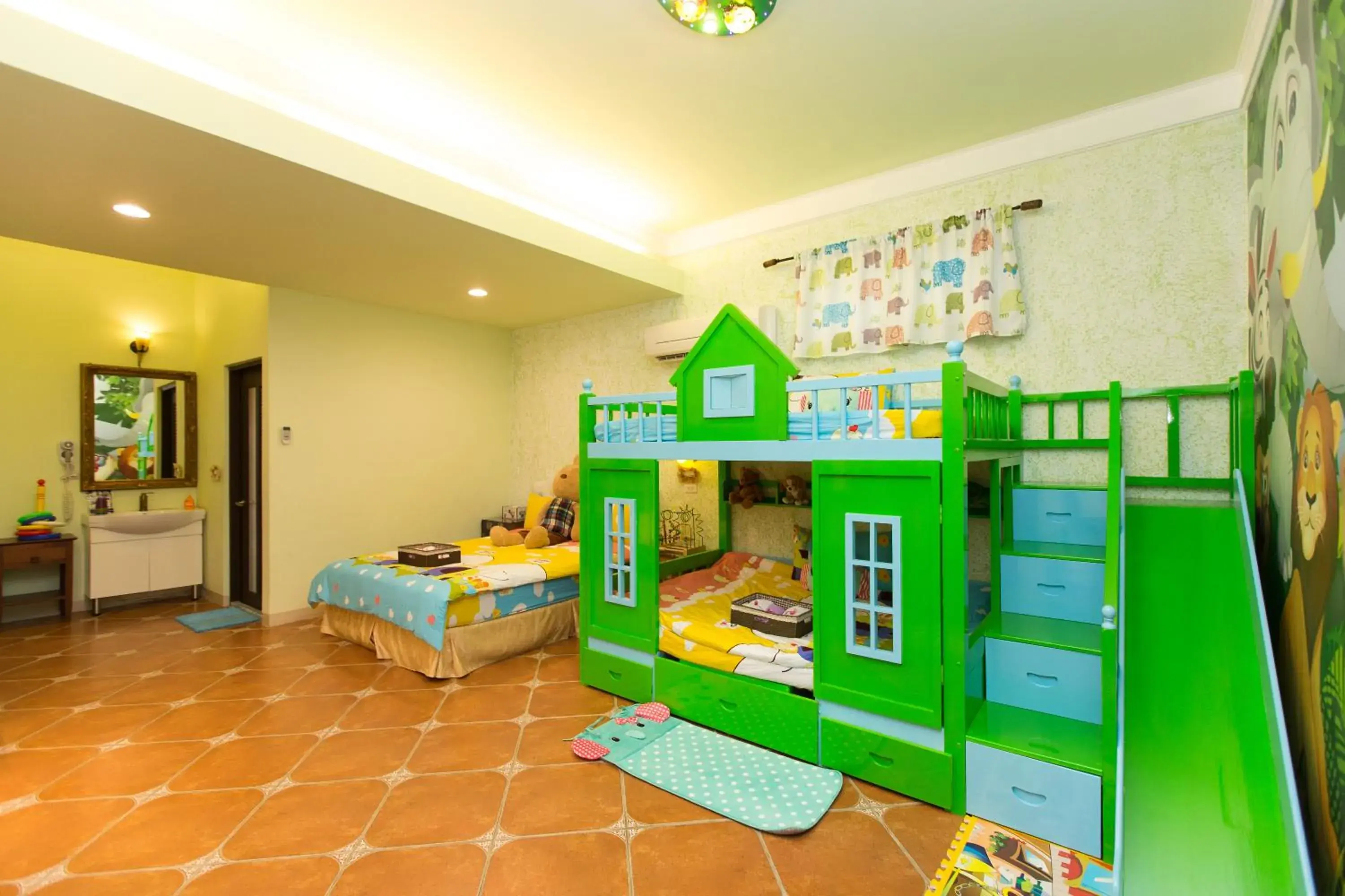 Children play ground, Bed in The Anderson Manor Hotel Children play ground, Bed in The Anderson Manor Hotel