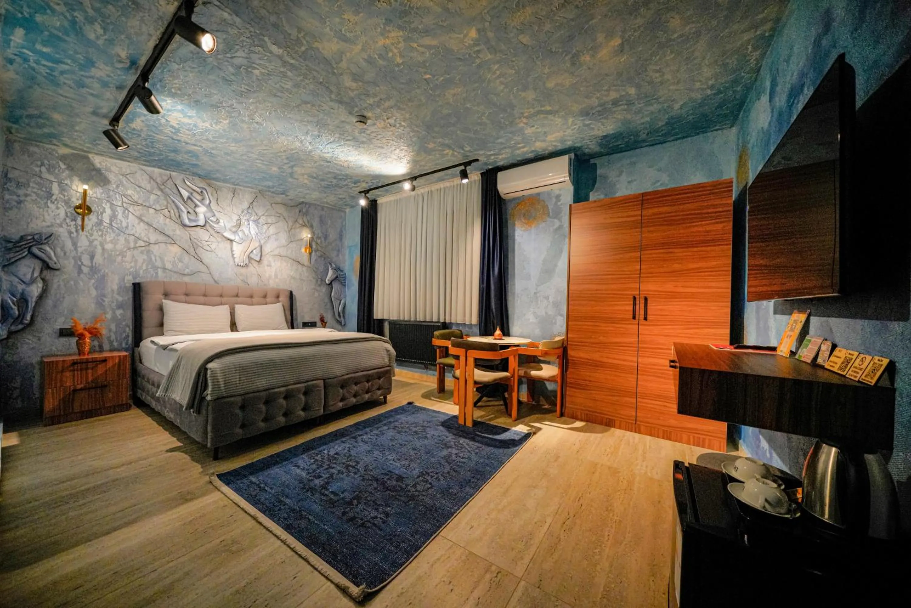 Communal lounge/ TV room, Bed in Cappadocia Divin House