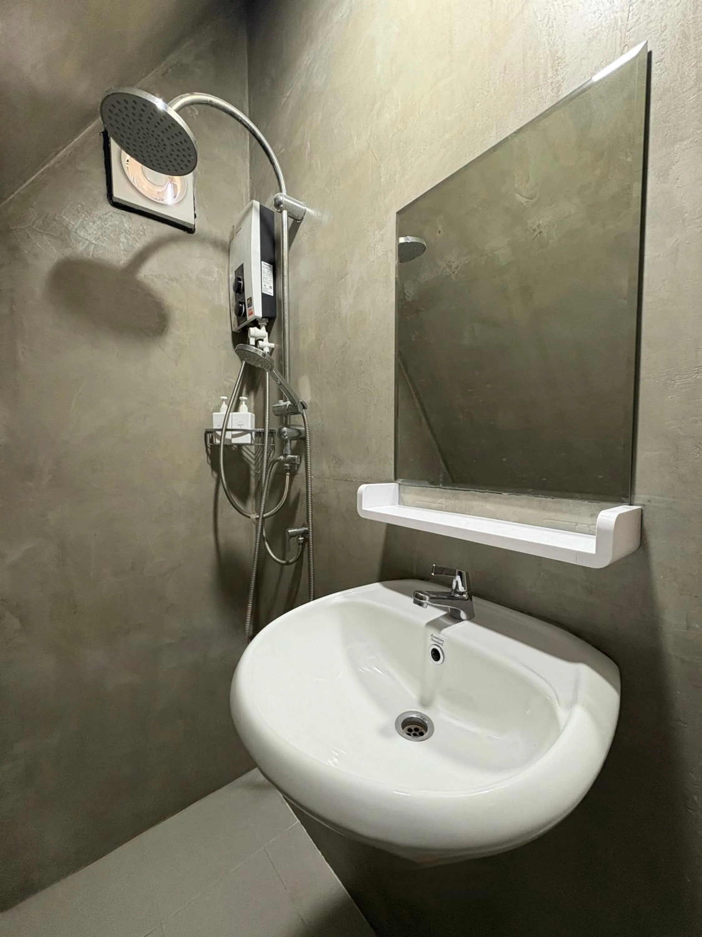 Shower in Paradise Resort & Cafe