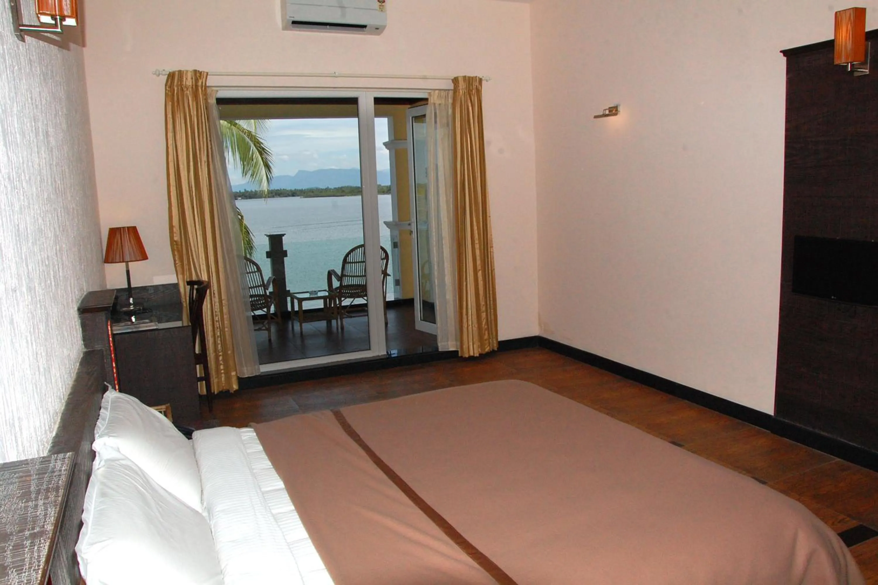 Bedroom, Bed in Blue Waters