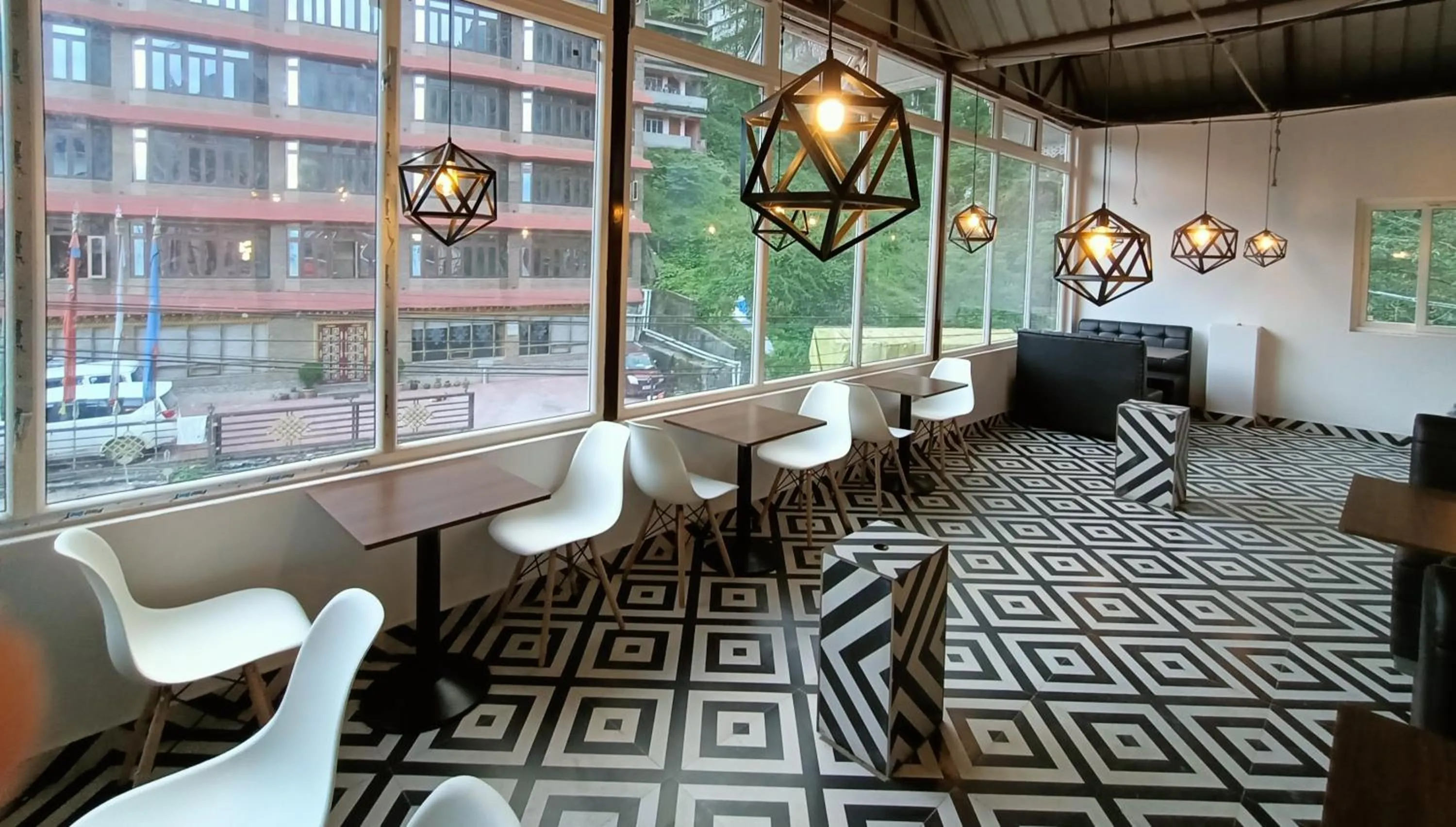 Restaurant/places to eat in Hotel Karma Kastle