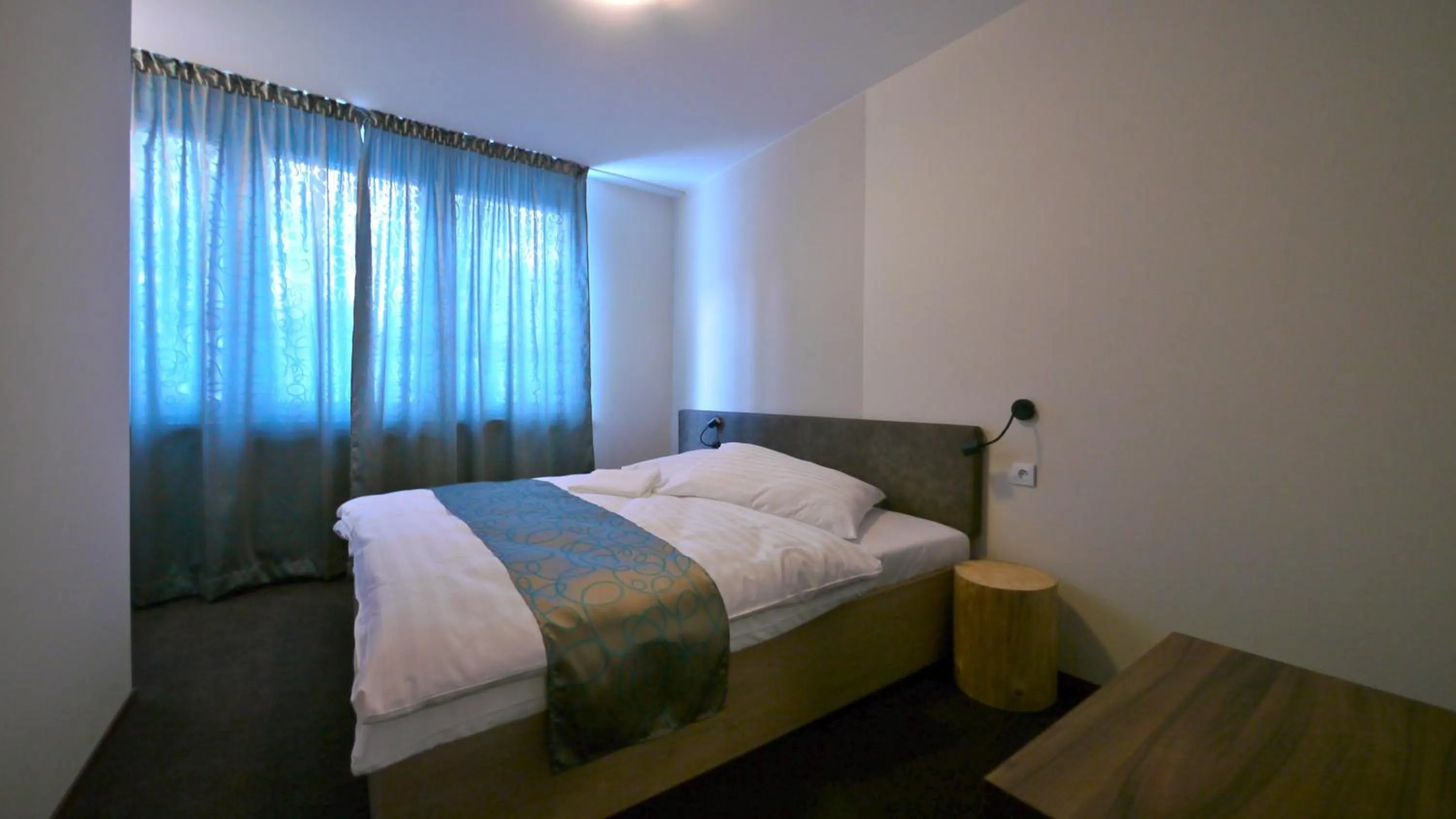 Bedroom, Bed in Riverside