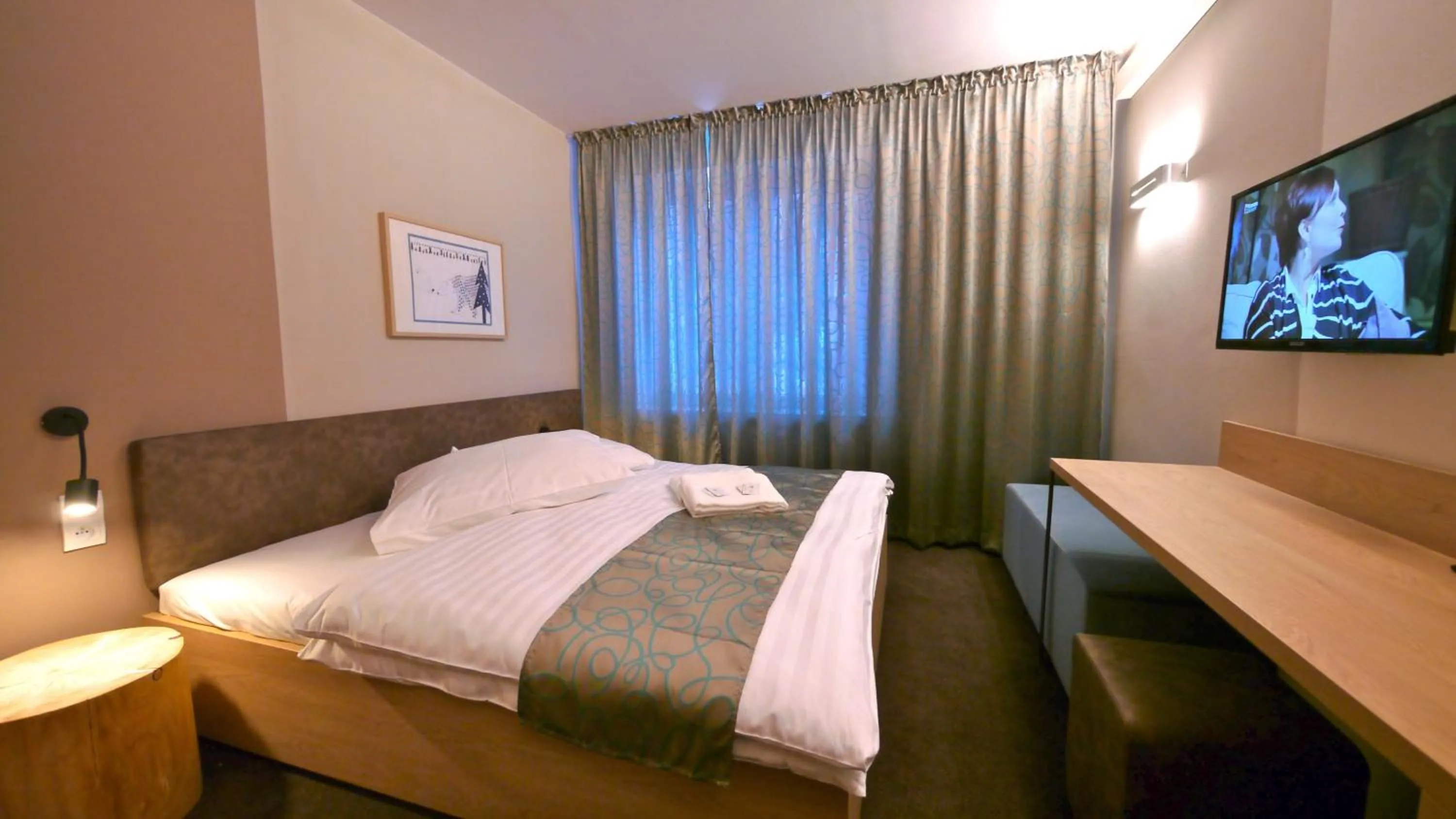 Bedroom, Bed in Riverside