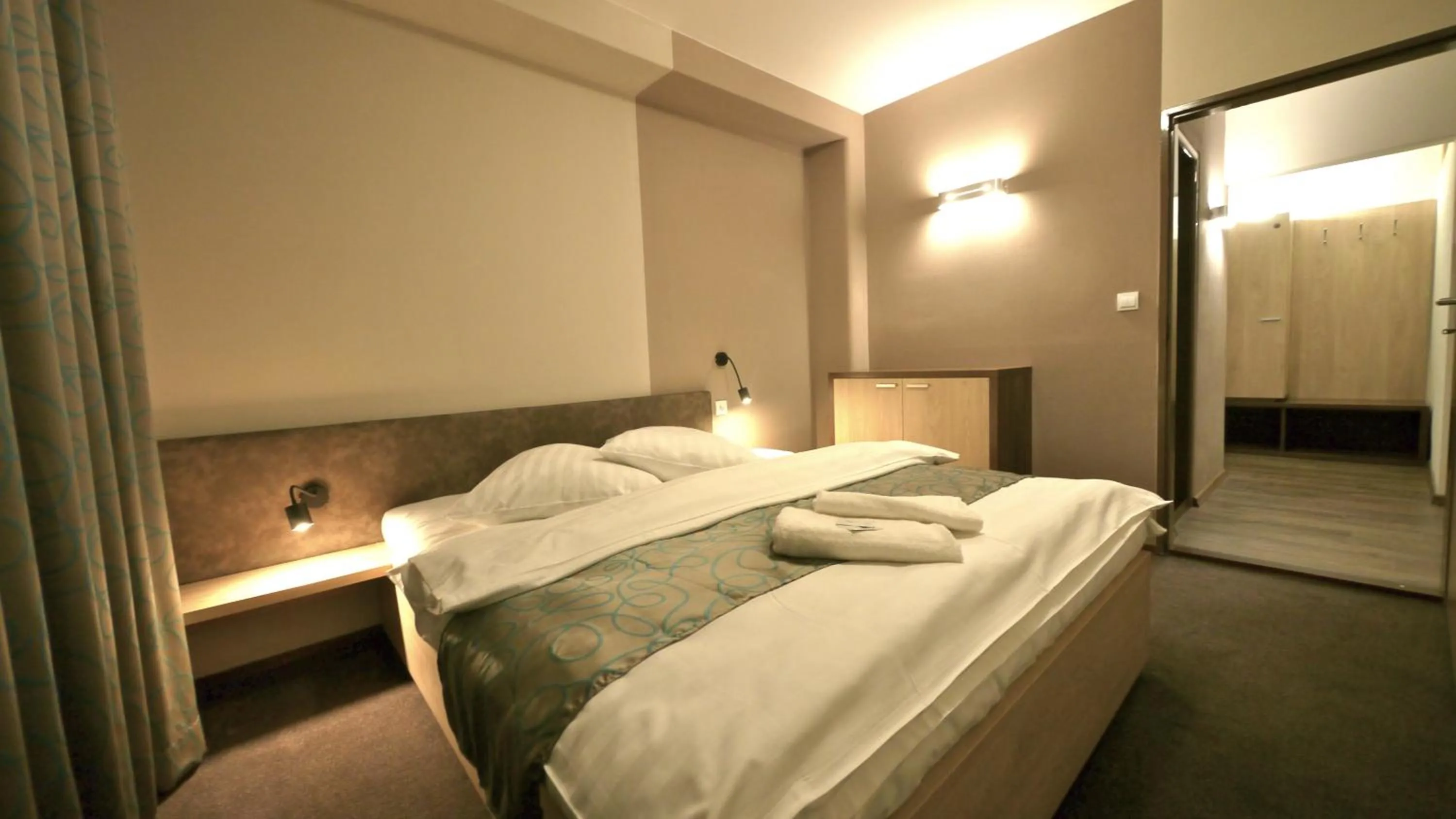 Bedroom, Bed in Riverside