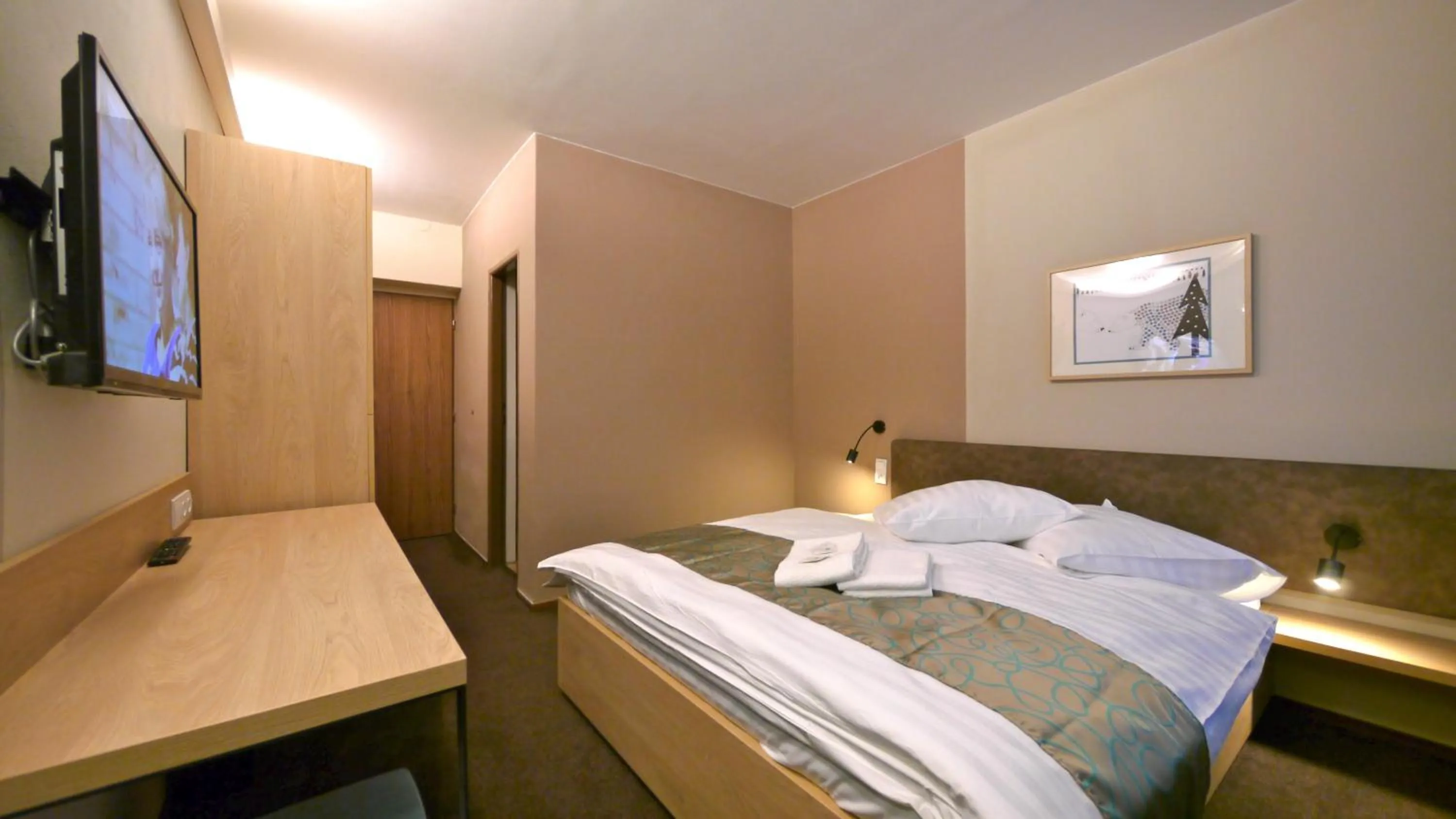 Bedroom, Bed in Riverside