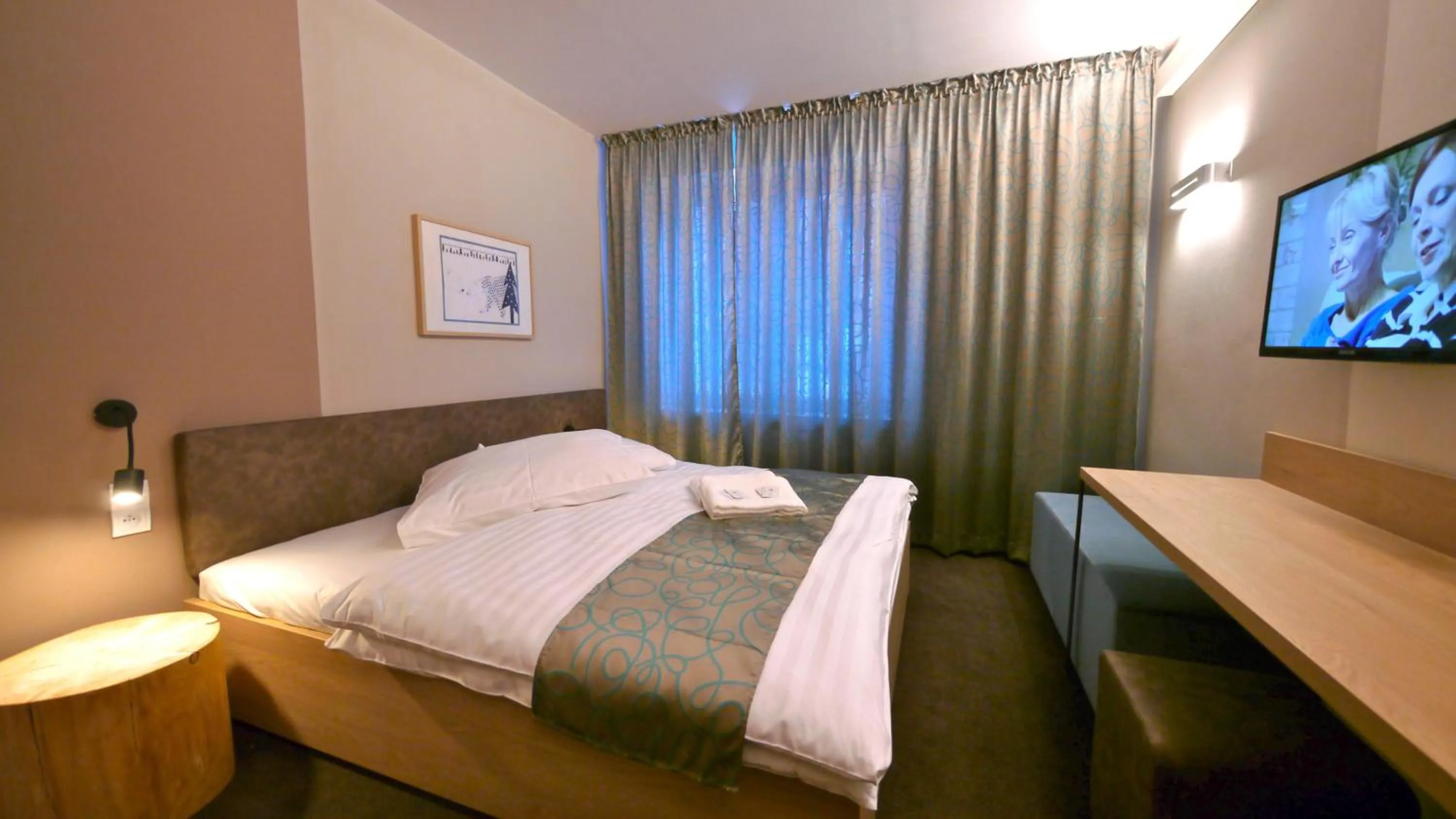 Bedroom, Bed in Riverside