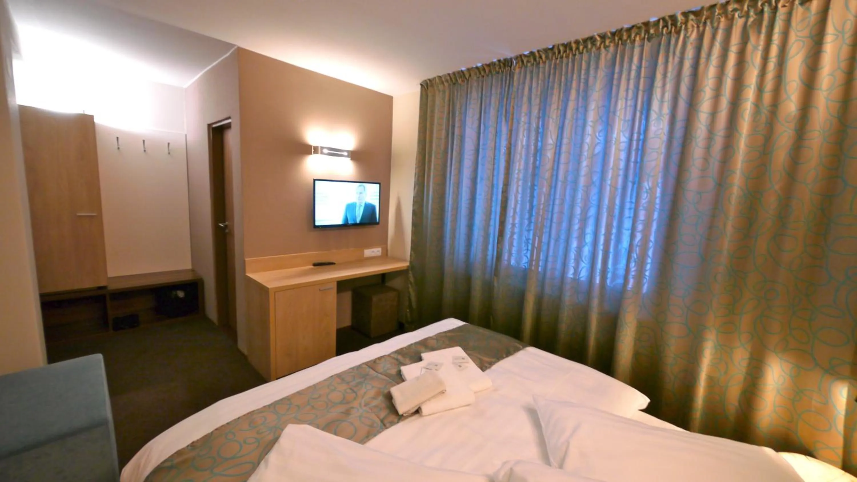 Bedroom, Bed in Riverside