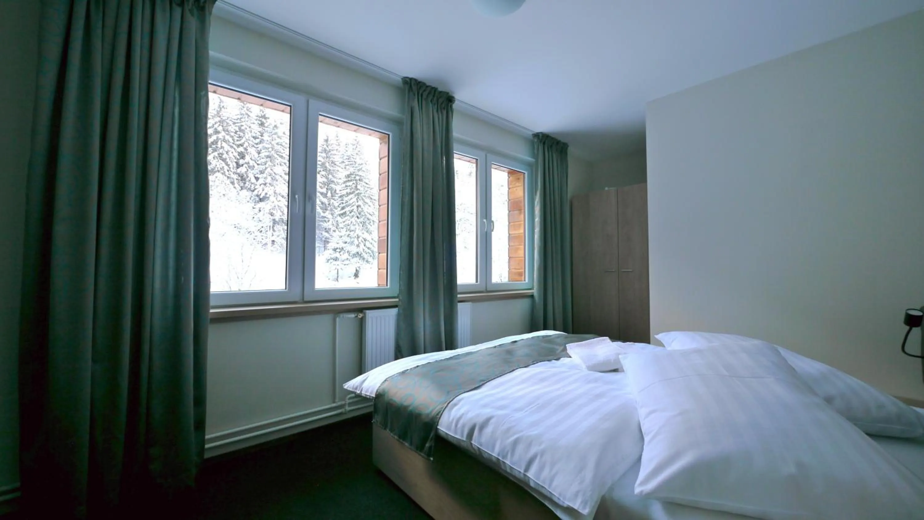Bedroom, Bed in Riverside