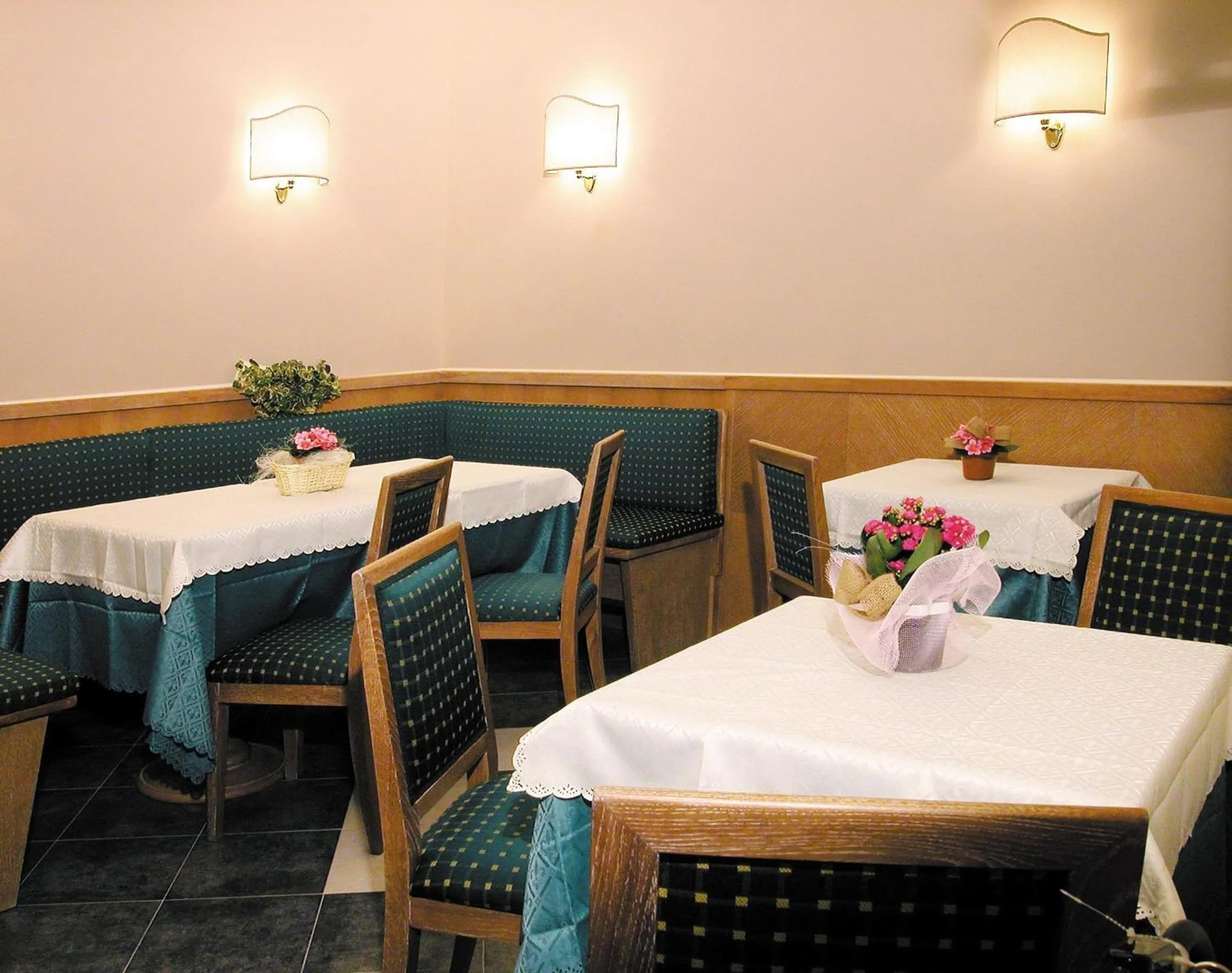 Restaurant/places to eat in Hotel Riviera