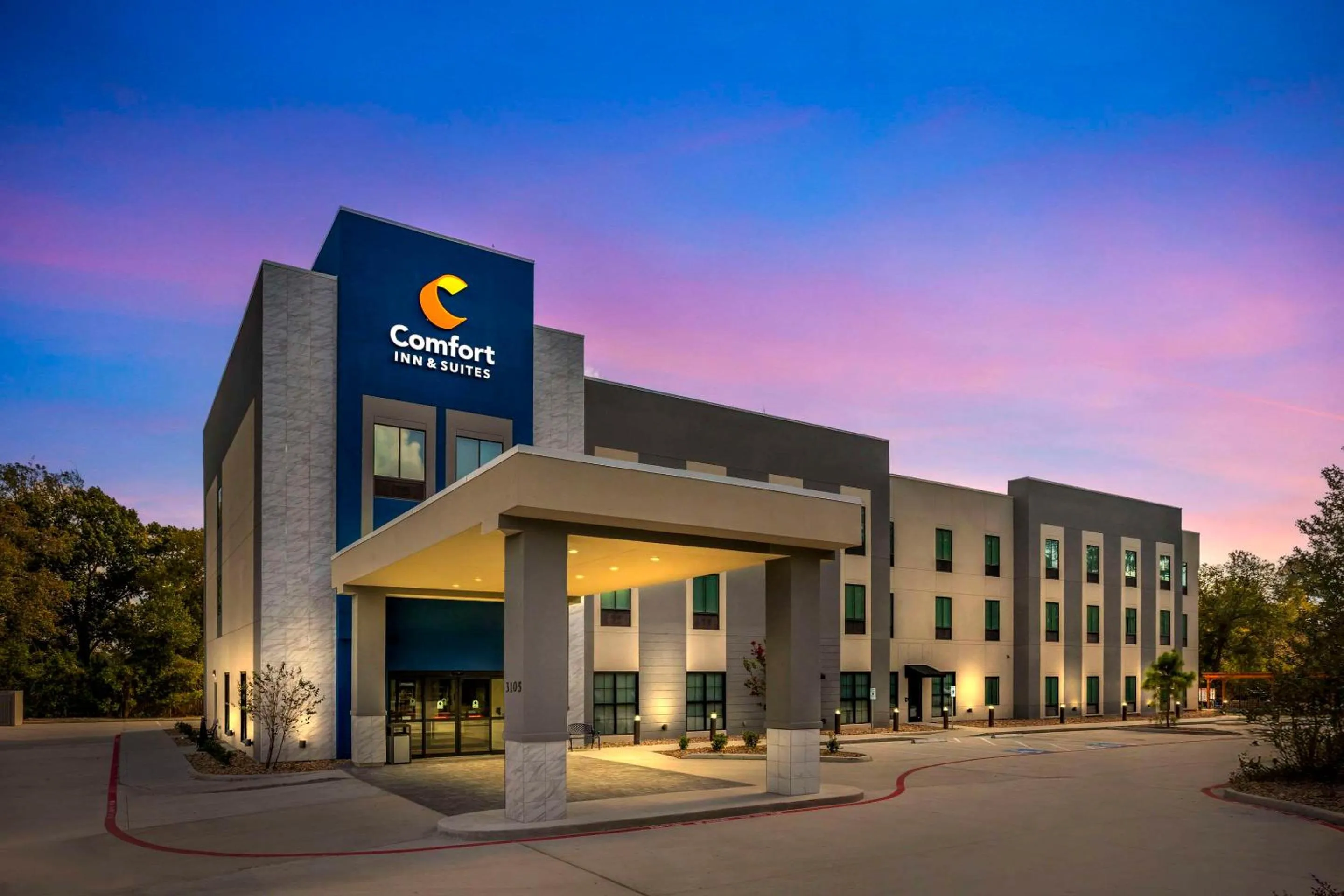 Property building in Comfort Inn & Suites Huntsville Near University