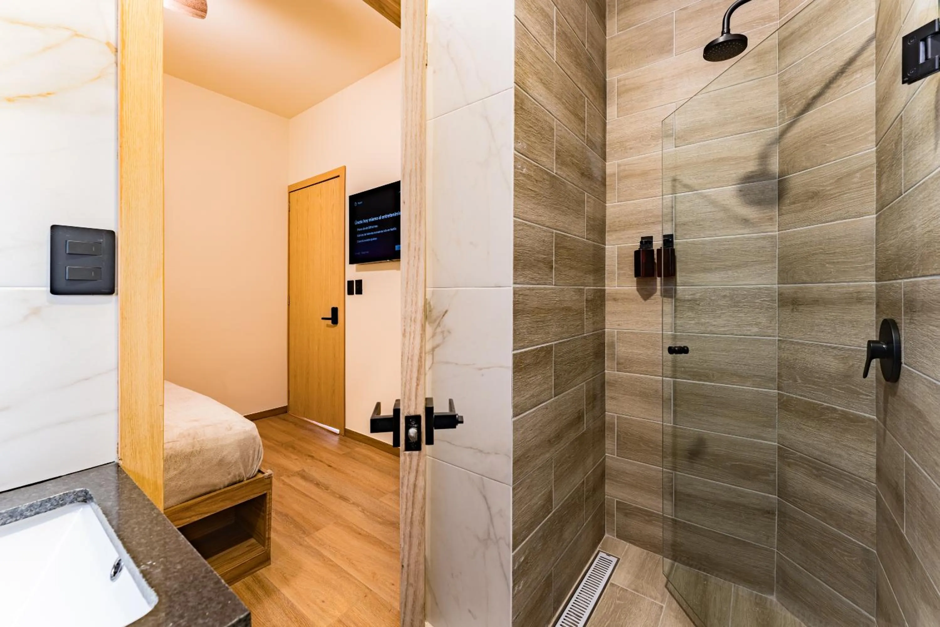 Shower, Bed in Suites Monterrey by Escajal Rooms
