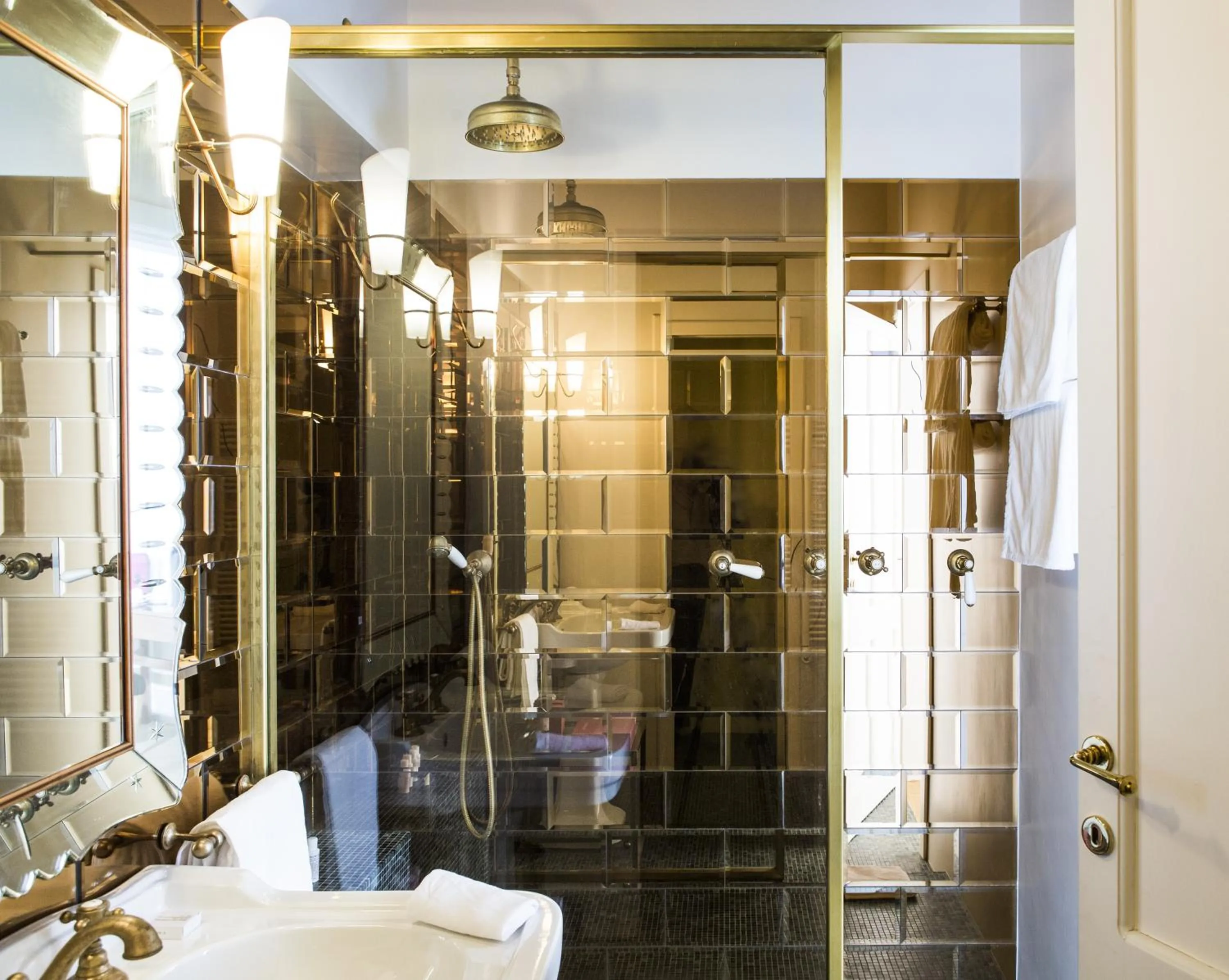 Shower in G-Rough, Rome, a Member of Design Hotels