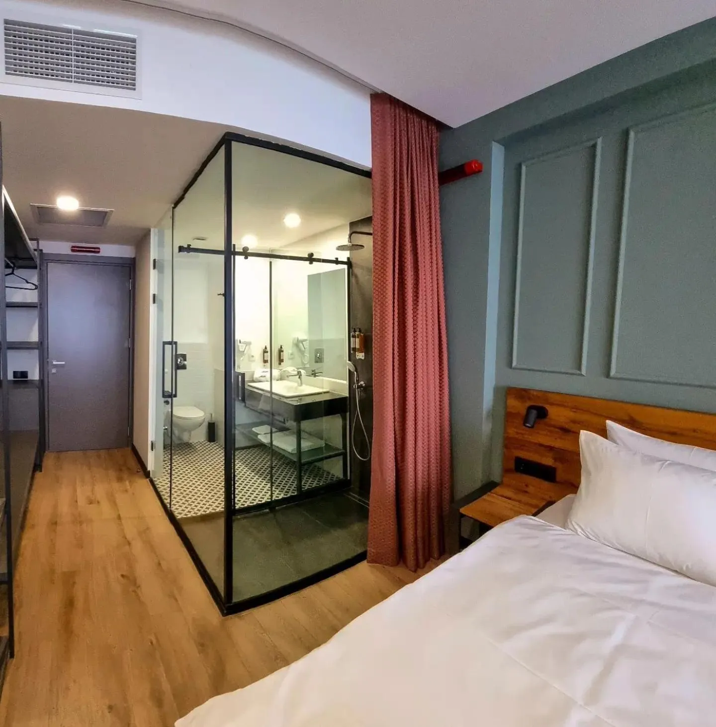 Bathroom, Bed in Monte Hotel