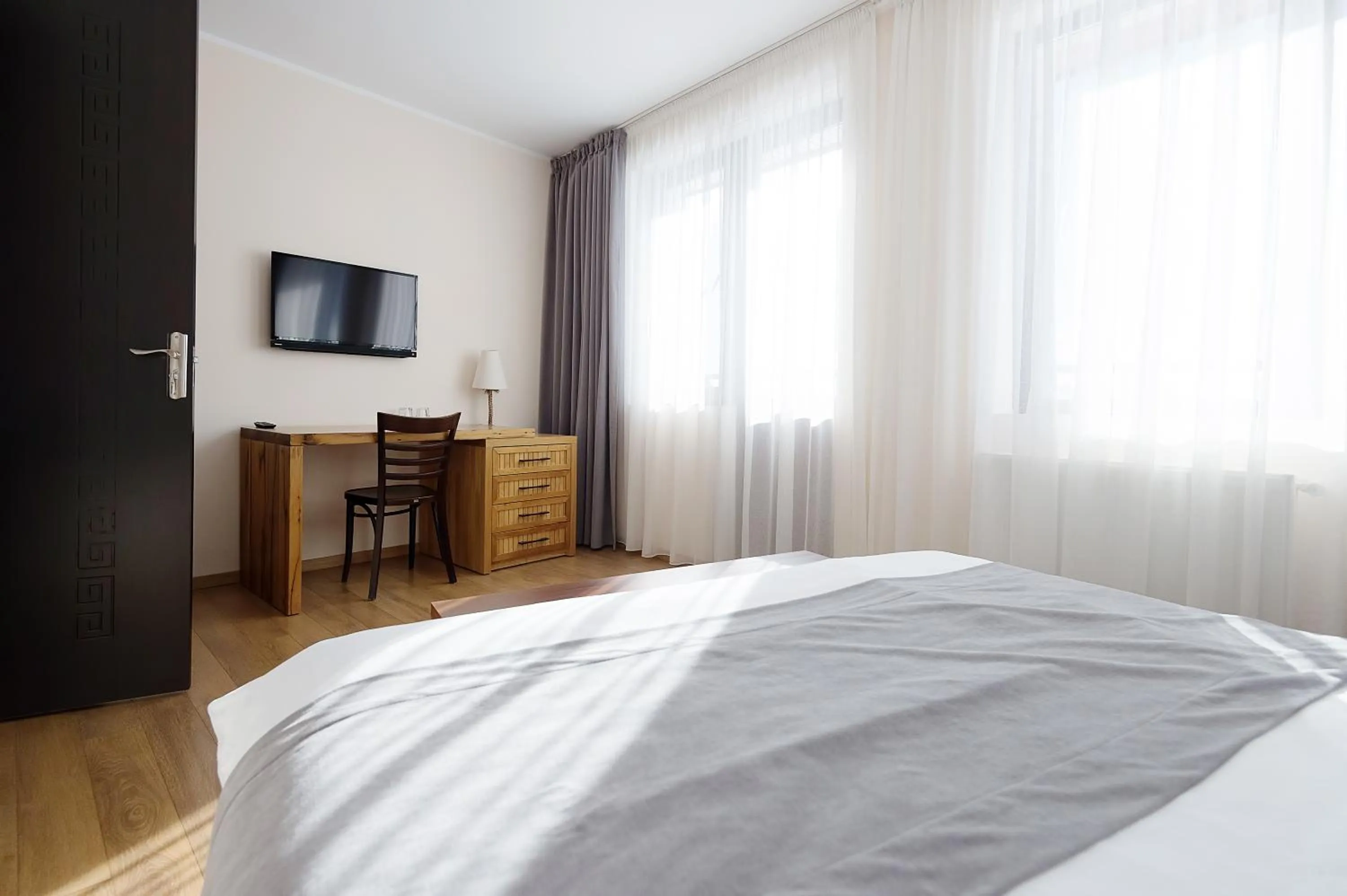 Communal lounge/ TV room, Bed in Monte Hotel