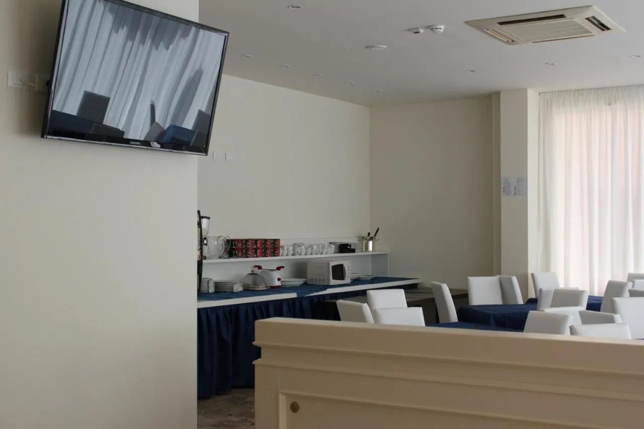 Restaurant/places to eat in Hotel Marina