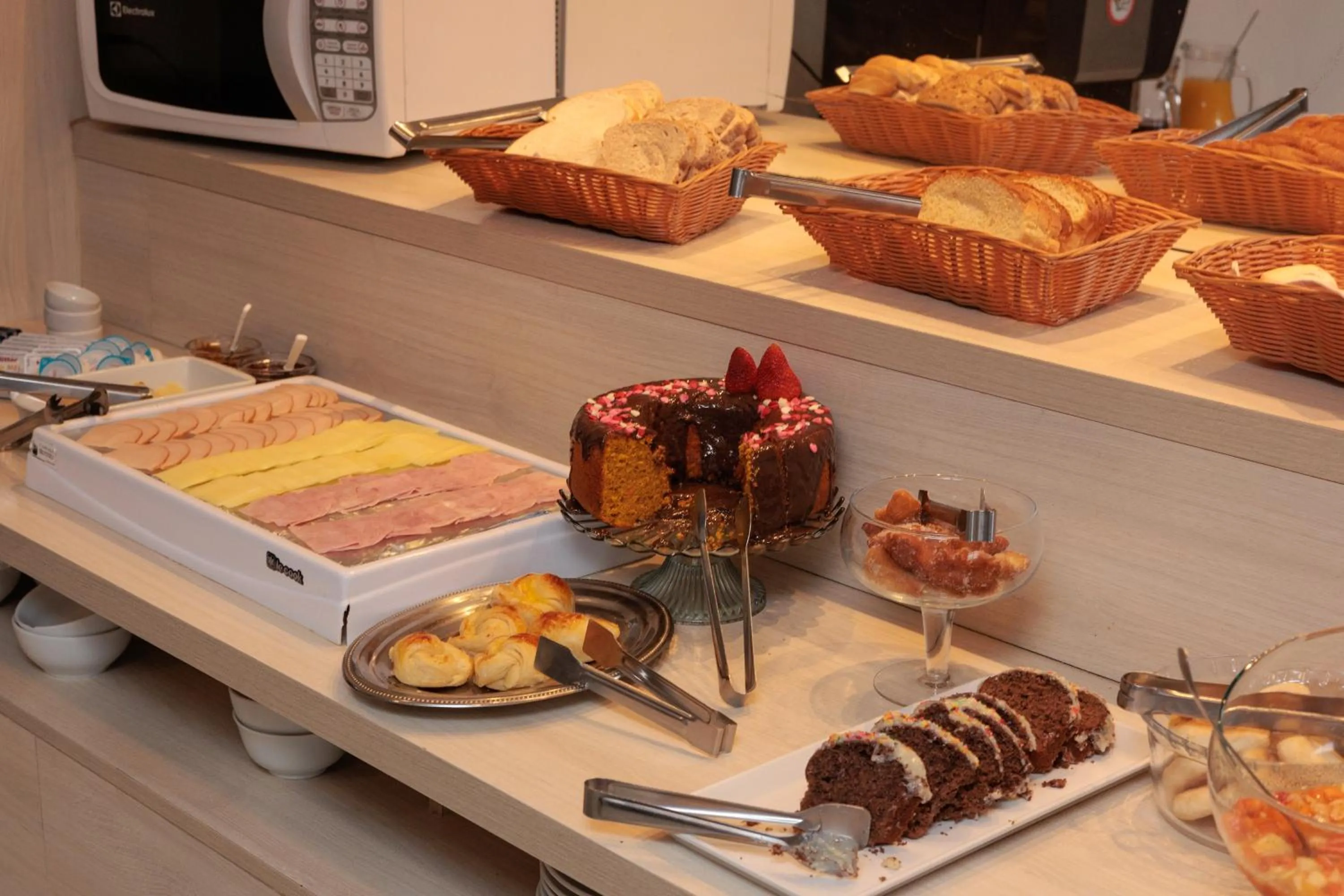 Buffet breakfast in Pousada Naala Gramado