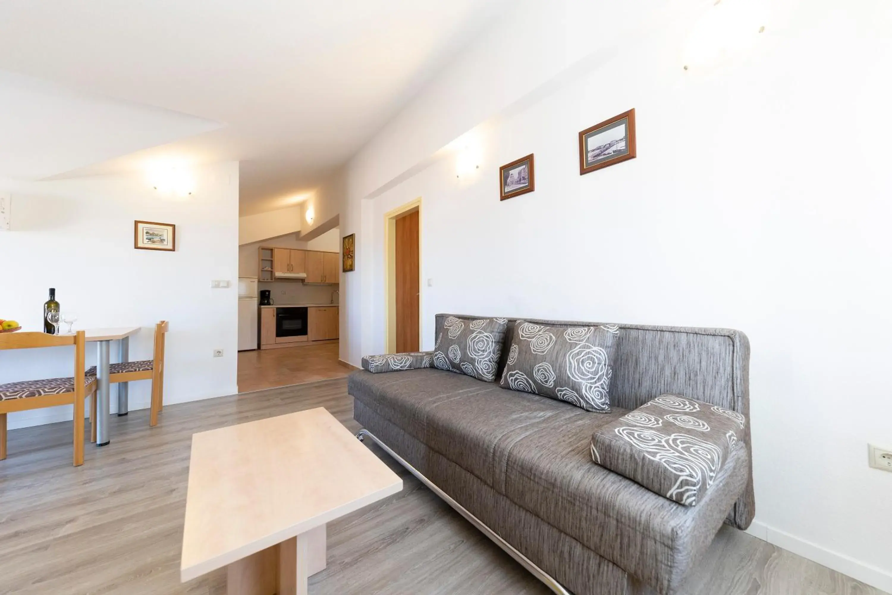Two-Bedroom Apartment with Balcony in Guesthouse Villa Irena Two-Bedroom Apartment with Balcony in Guesthouse Villa Irena