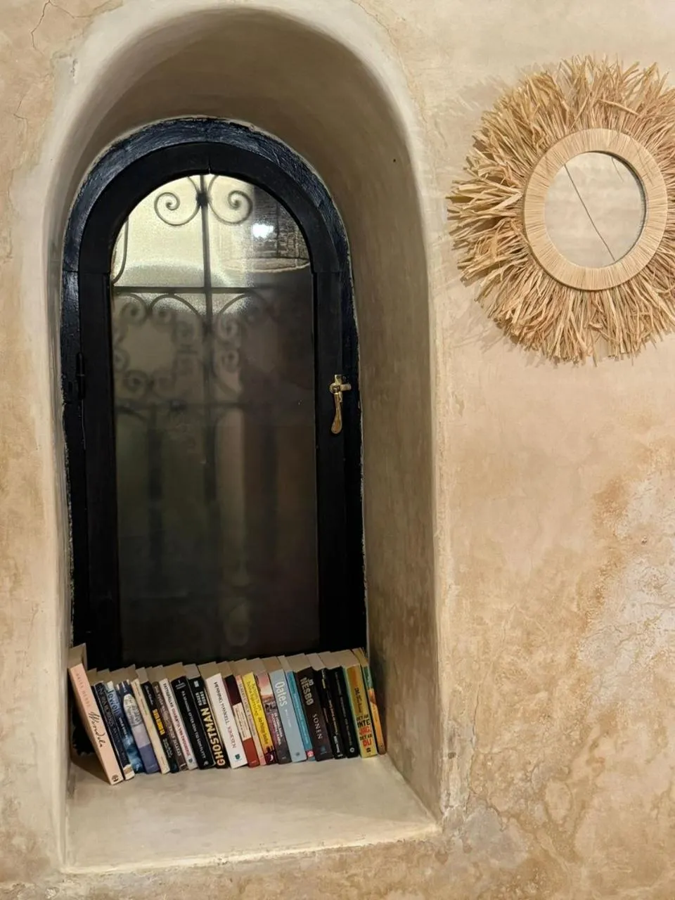 Library in Riad dar serenity