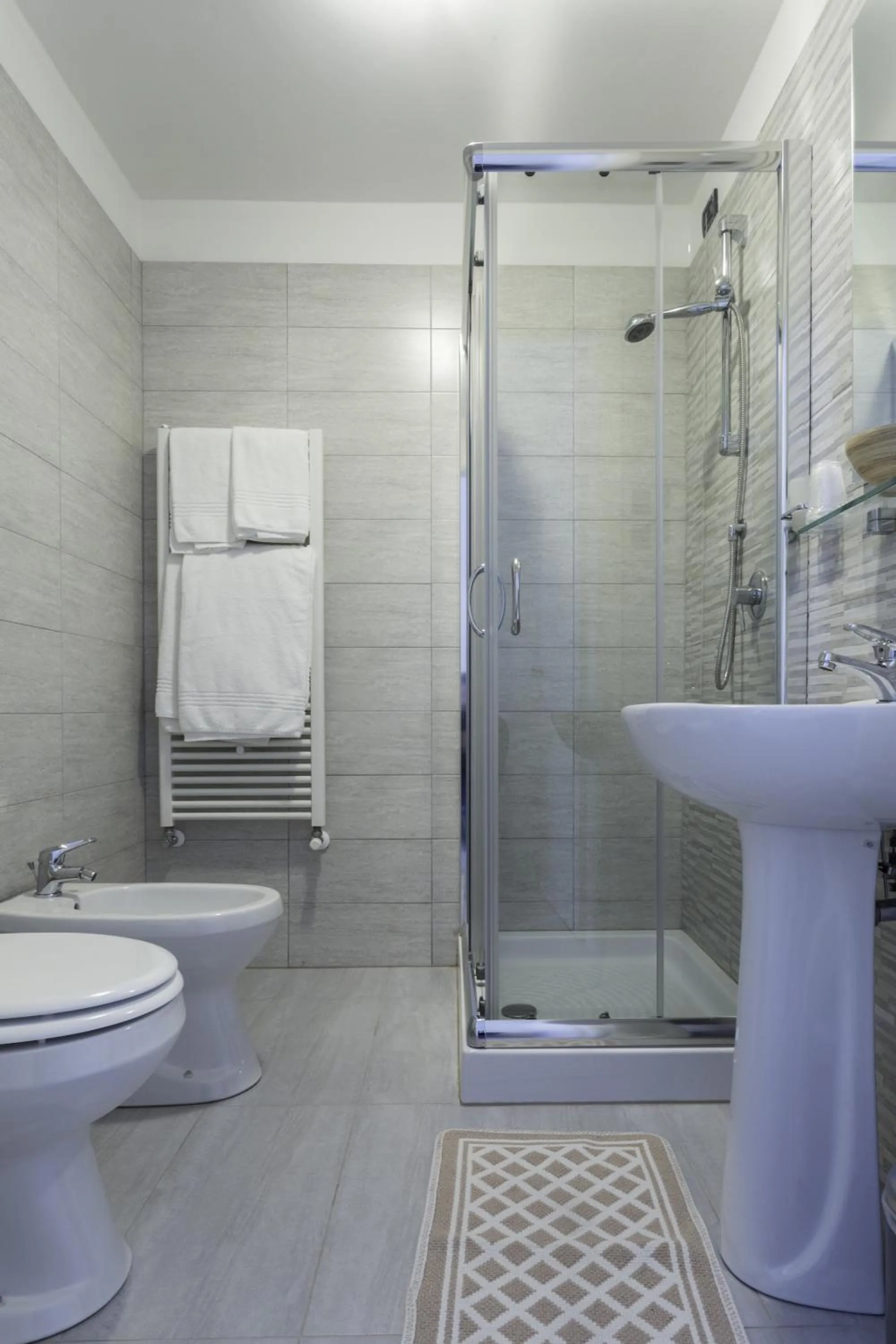 Shower in Easy Venice Rooms 1-2