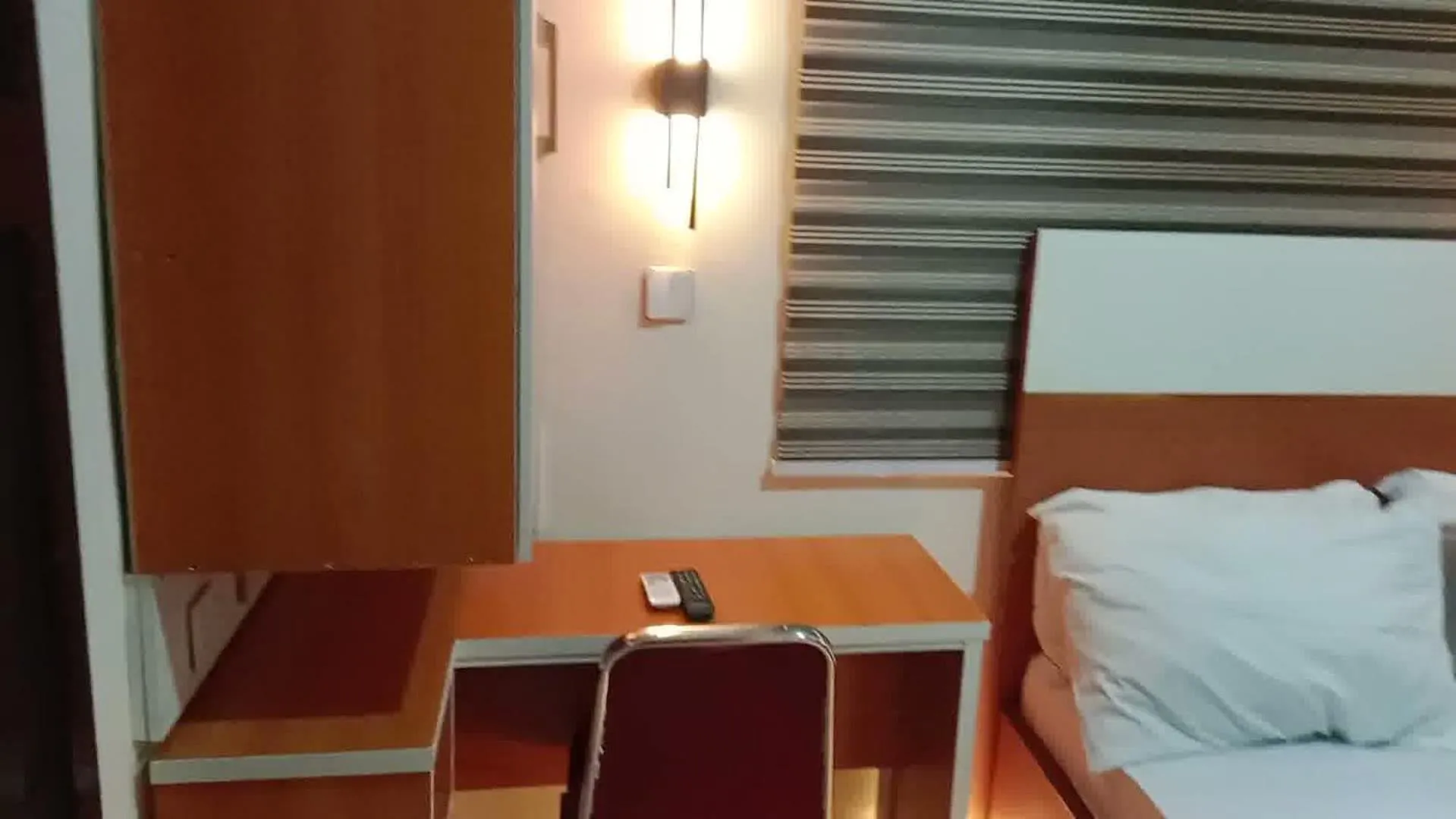 Seating area, Bed in VTL Suites
