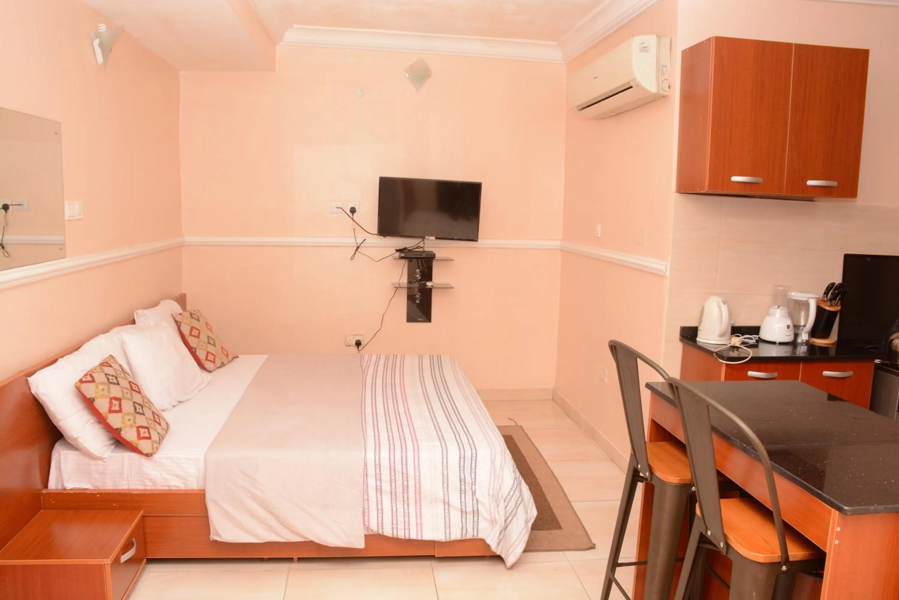 Photo of the whole room, Bed in VTL Suites
