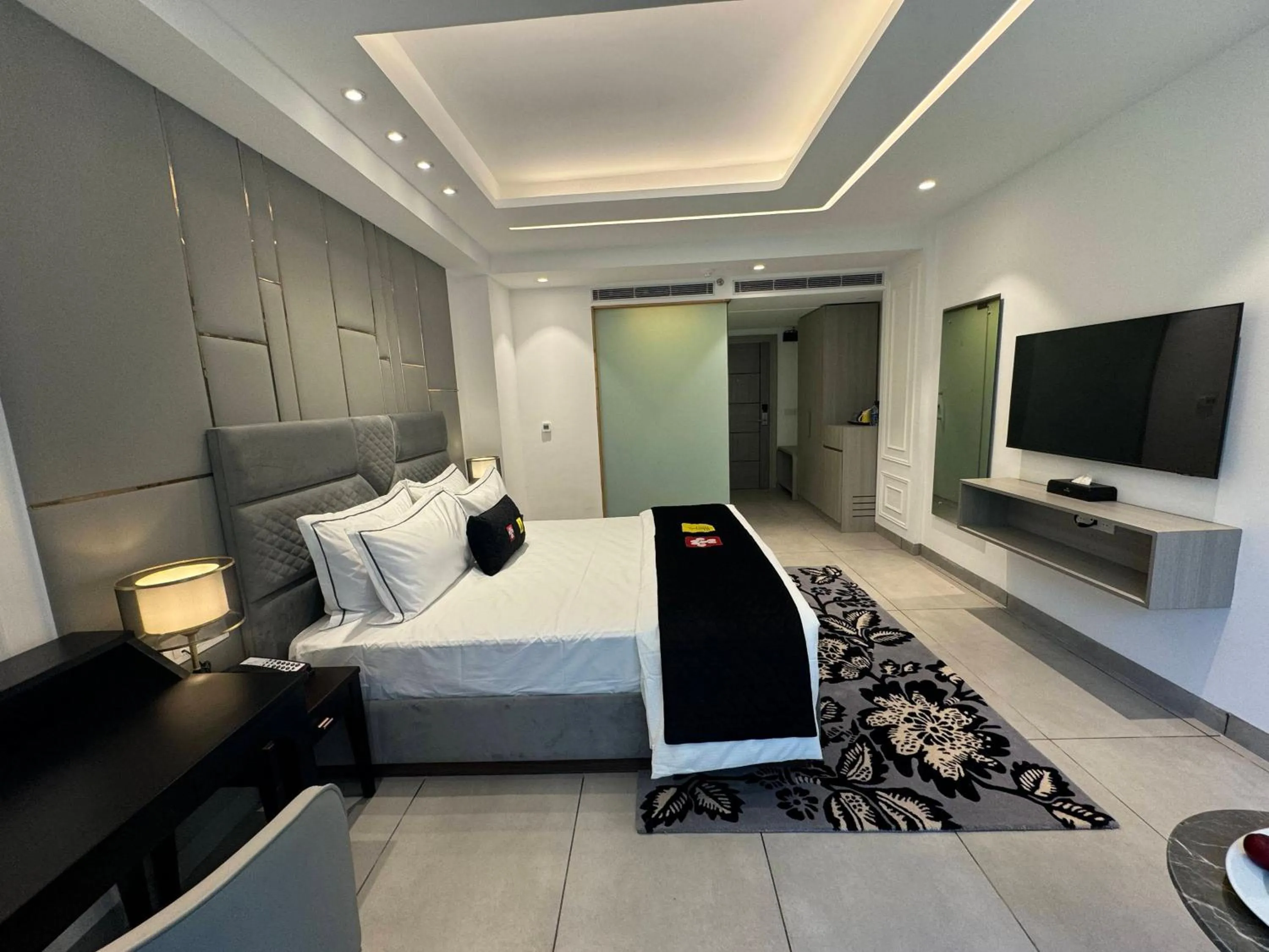 Bedroom, Bed in Mastiff Select Mandavya Dharamkot, McLeodganj