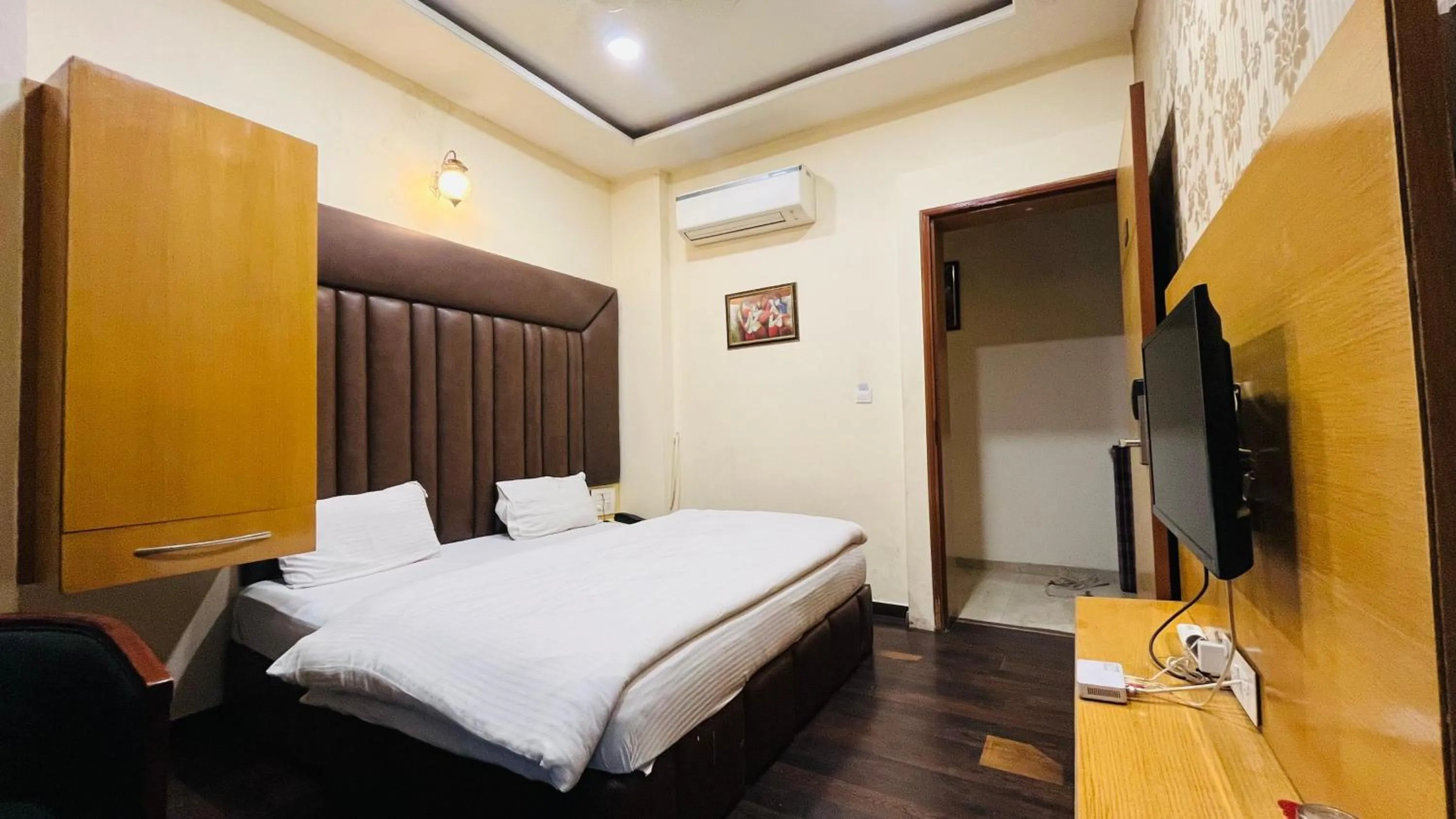 Communal lounge/ TV room in Hotel New Holiday