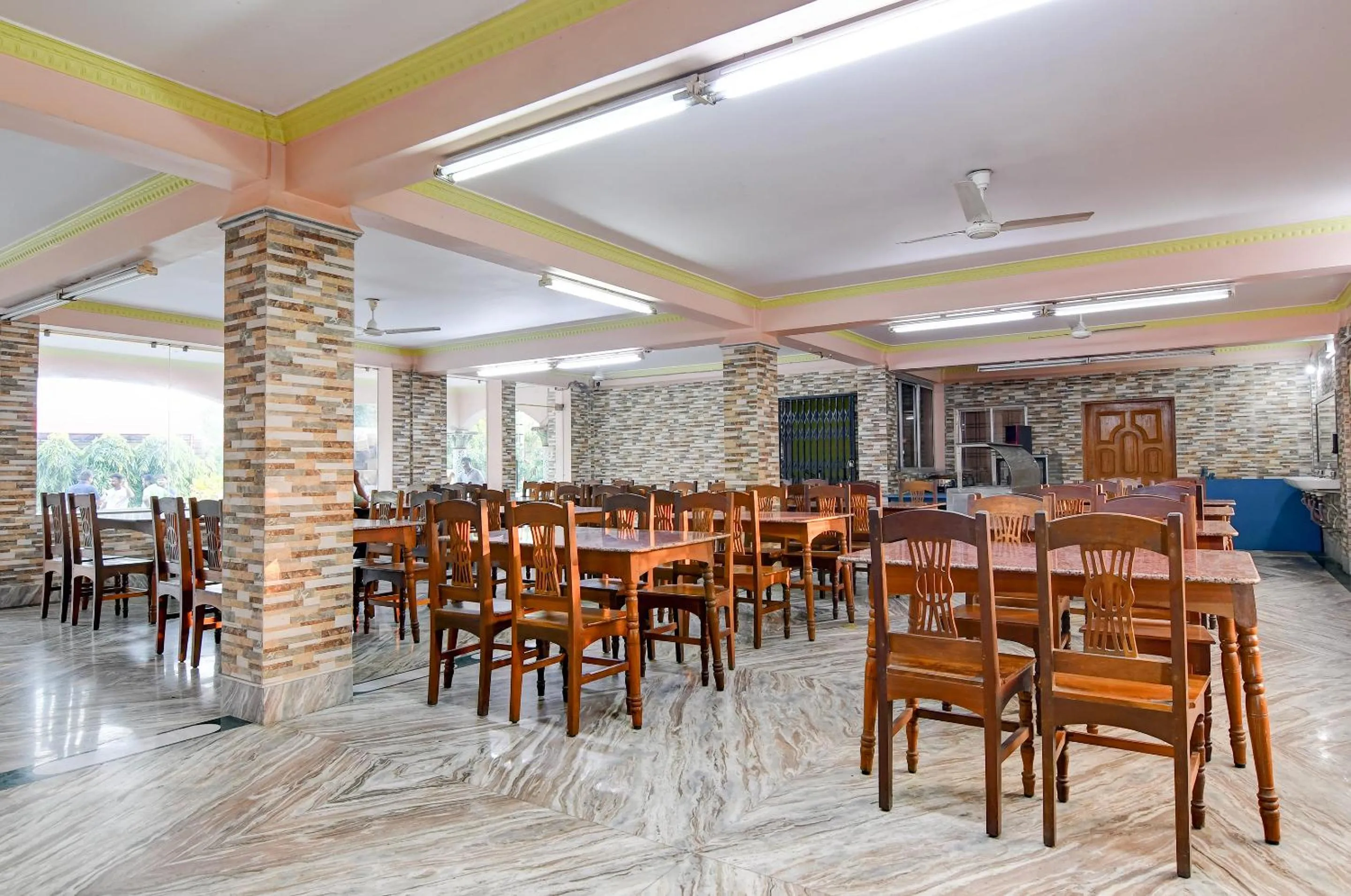 Restaurant/places to eat in Hotel Nilachal