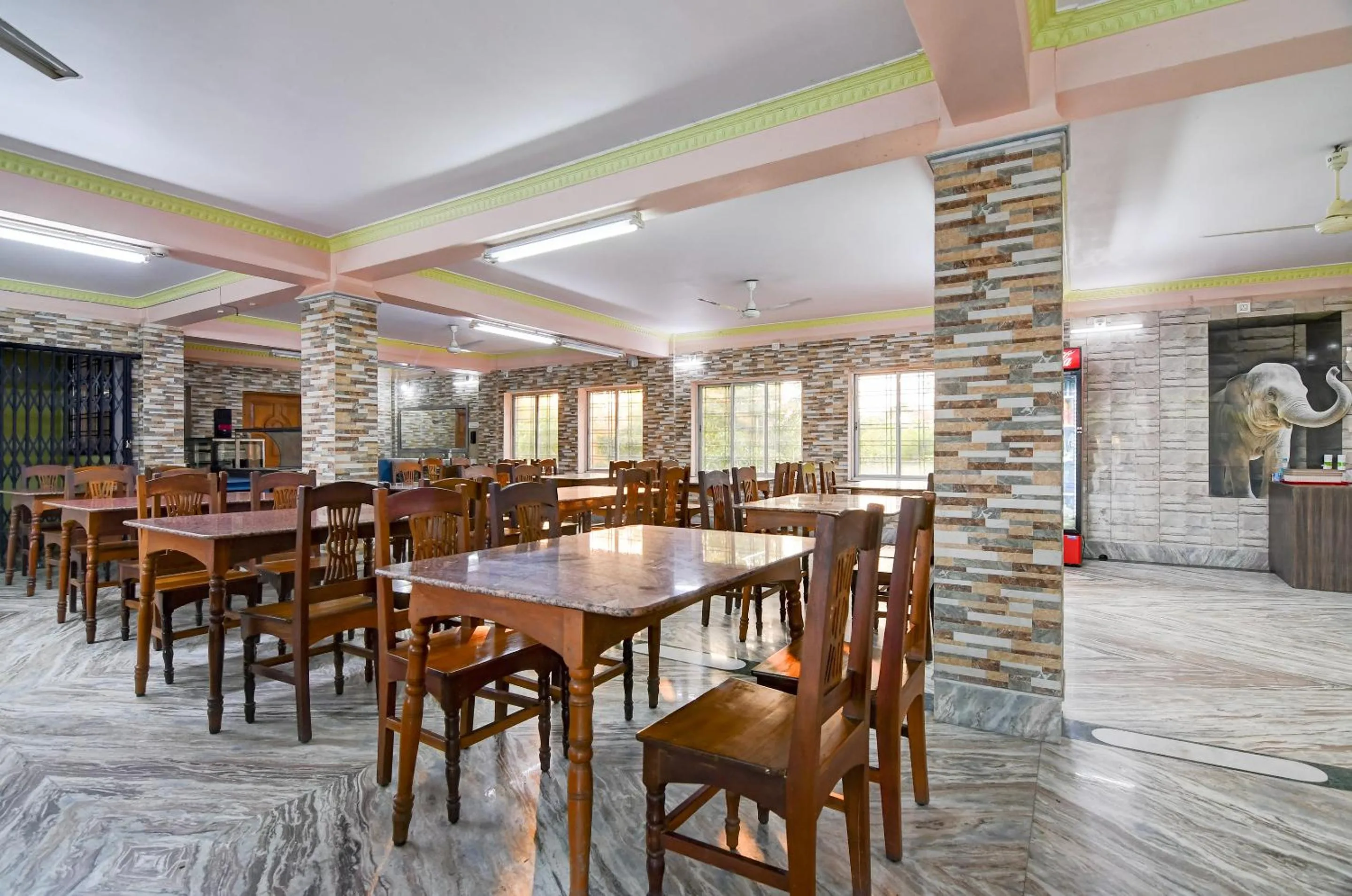 Restaurant/places to eat in Hotel Nilachal