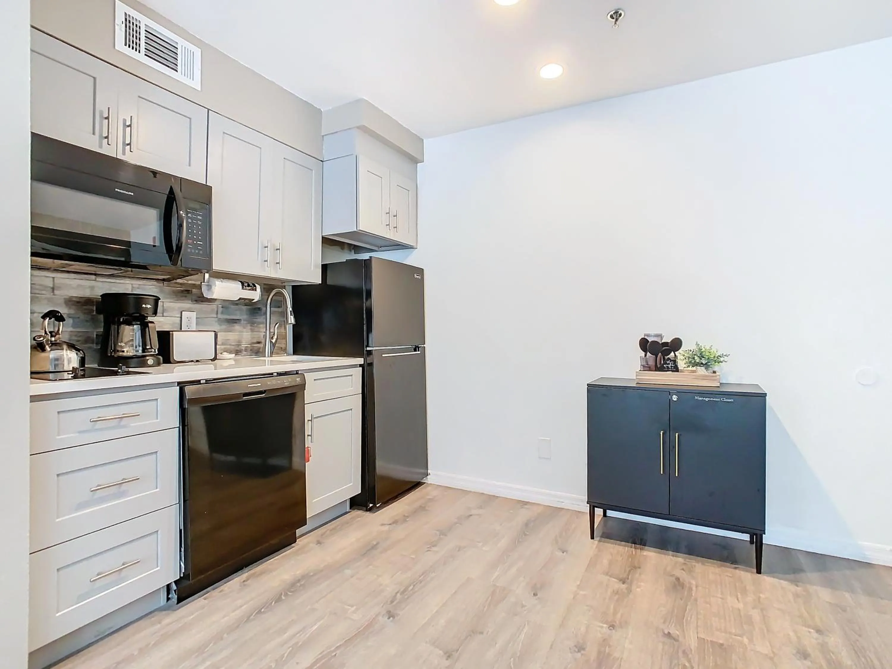 Kitchen or kitchenette in Be Our Guest! 1 Bedroom Condo Near Disney Parks!