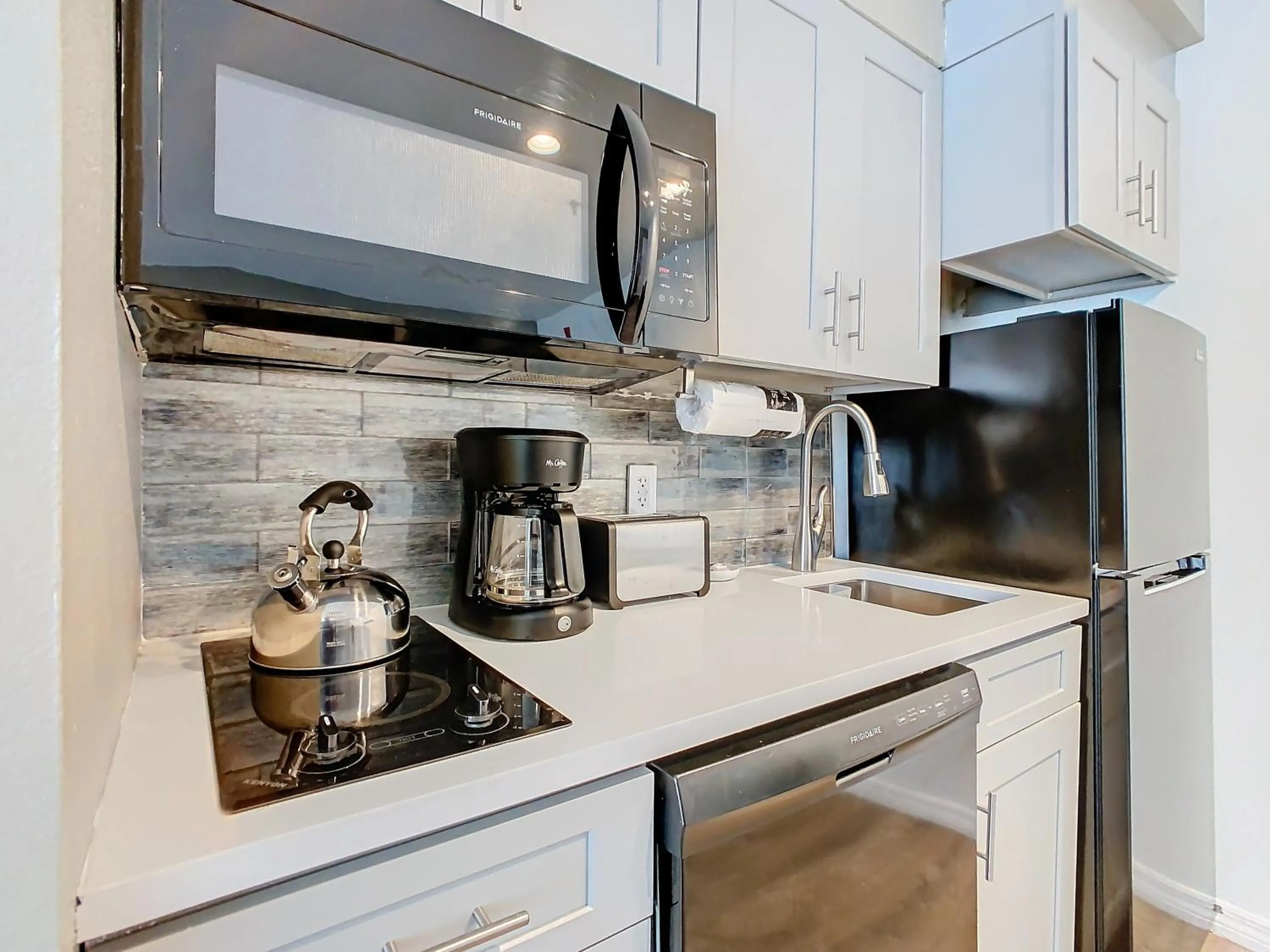 Kitchen or kitchenette in Be Our Guest! 1 Bedroom Condo Near Disney Parks!