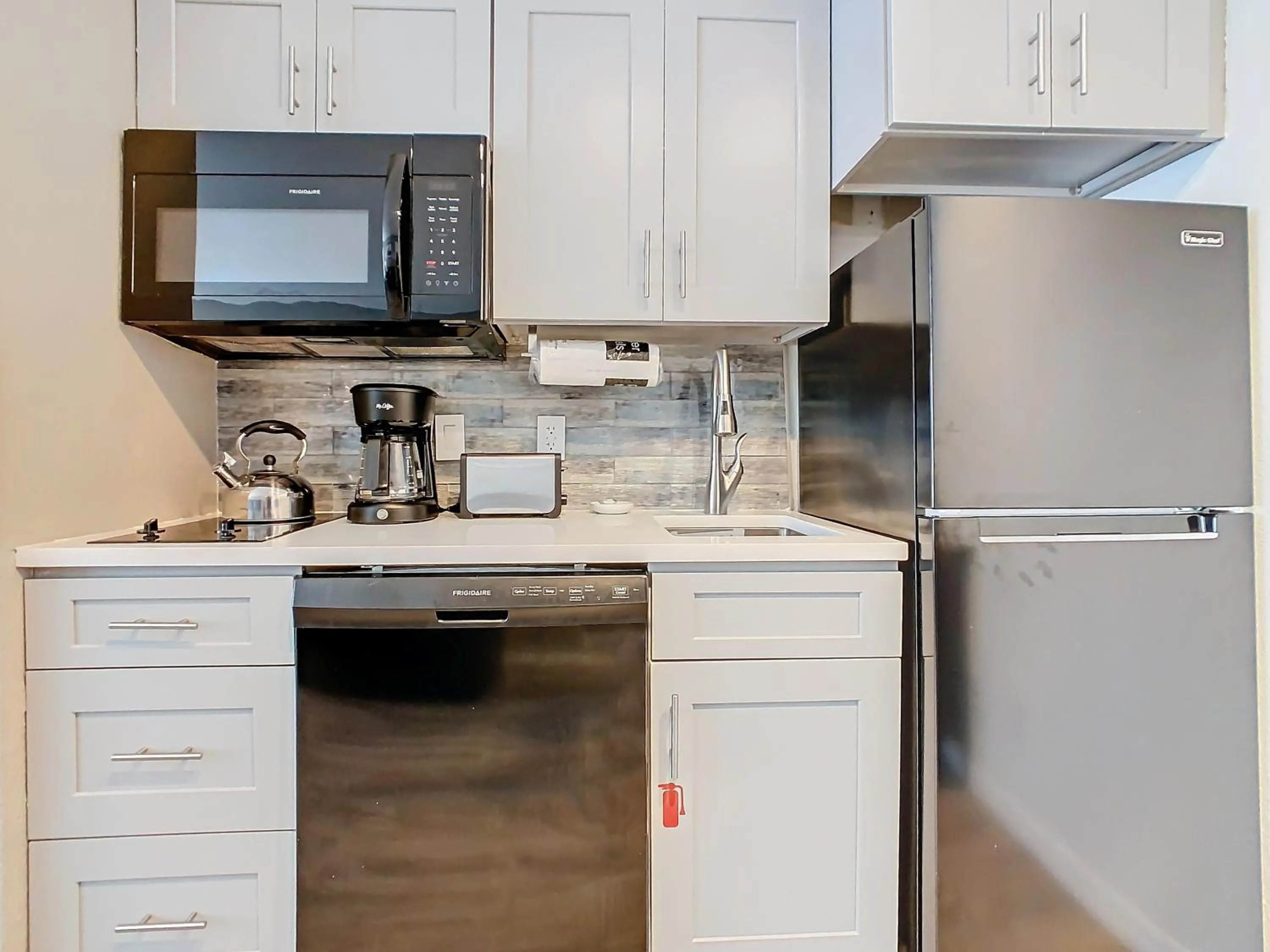 Kitchen or kitchenette in Be Our Guest! 1 Bedroom Condo Near Disney Parks!