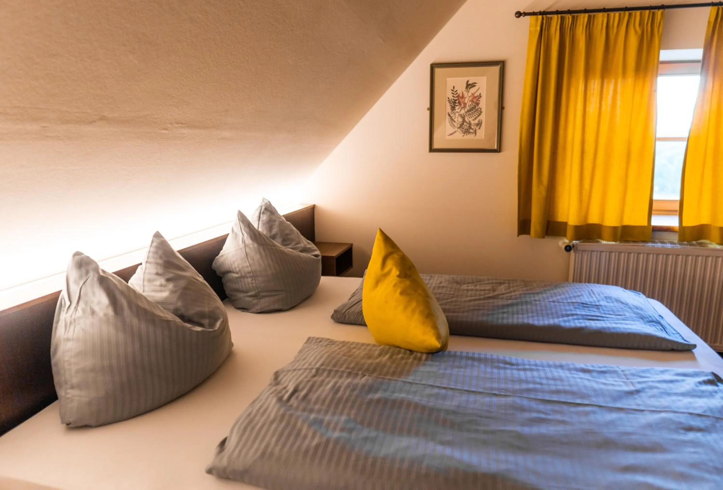 Bed in Hotel Restaurant Mughal