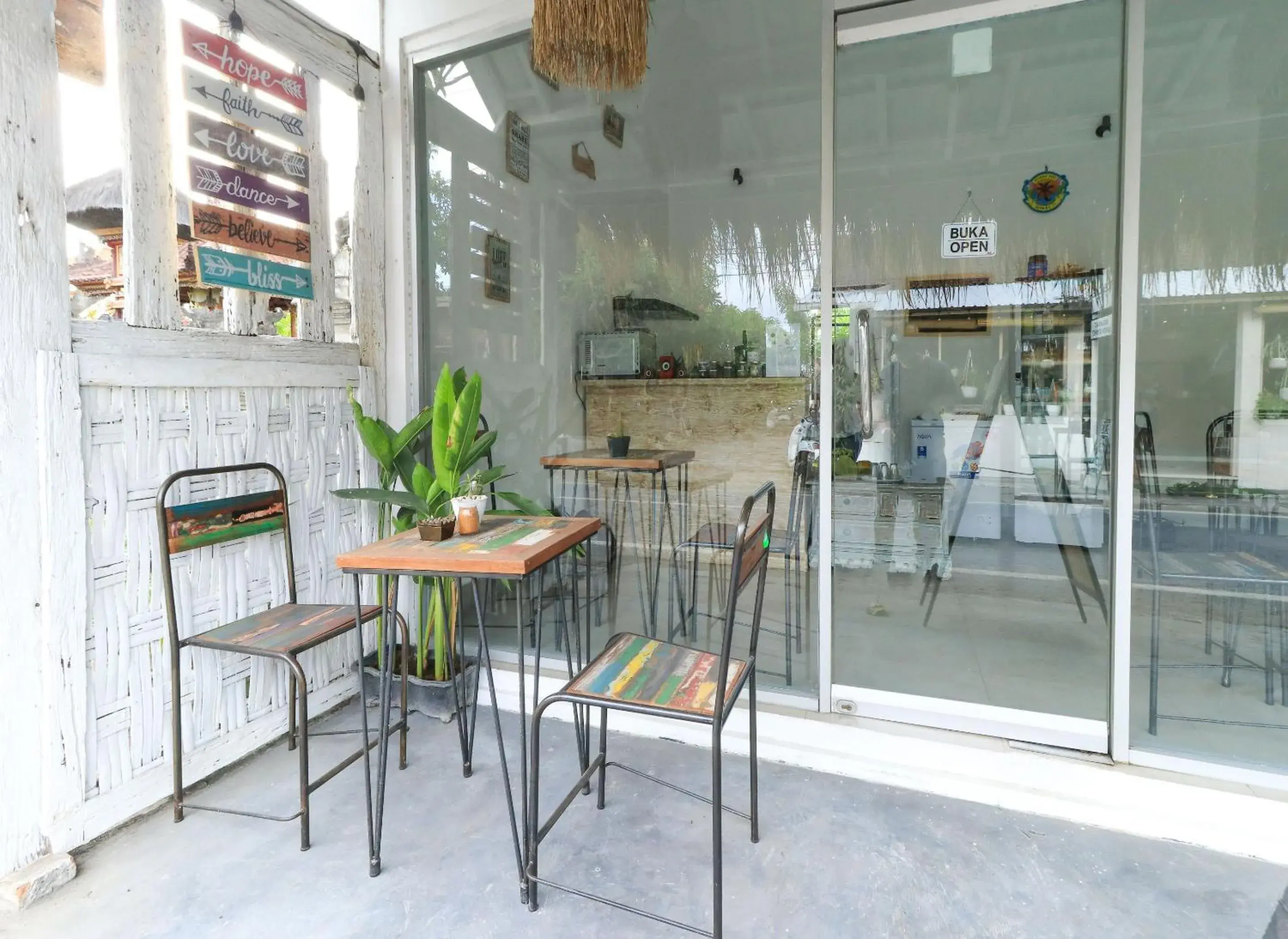 Restaurant/places to eat in The Wina Echo Beach Guest House Restaurant/places to eat in The Wina Echo Beach Guest House