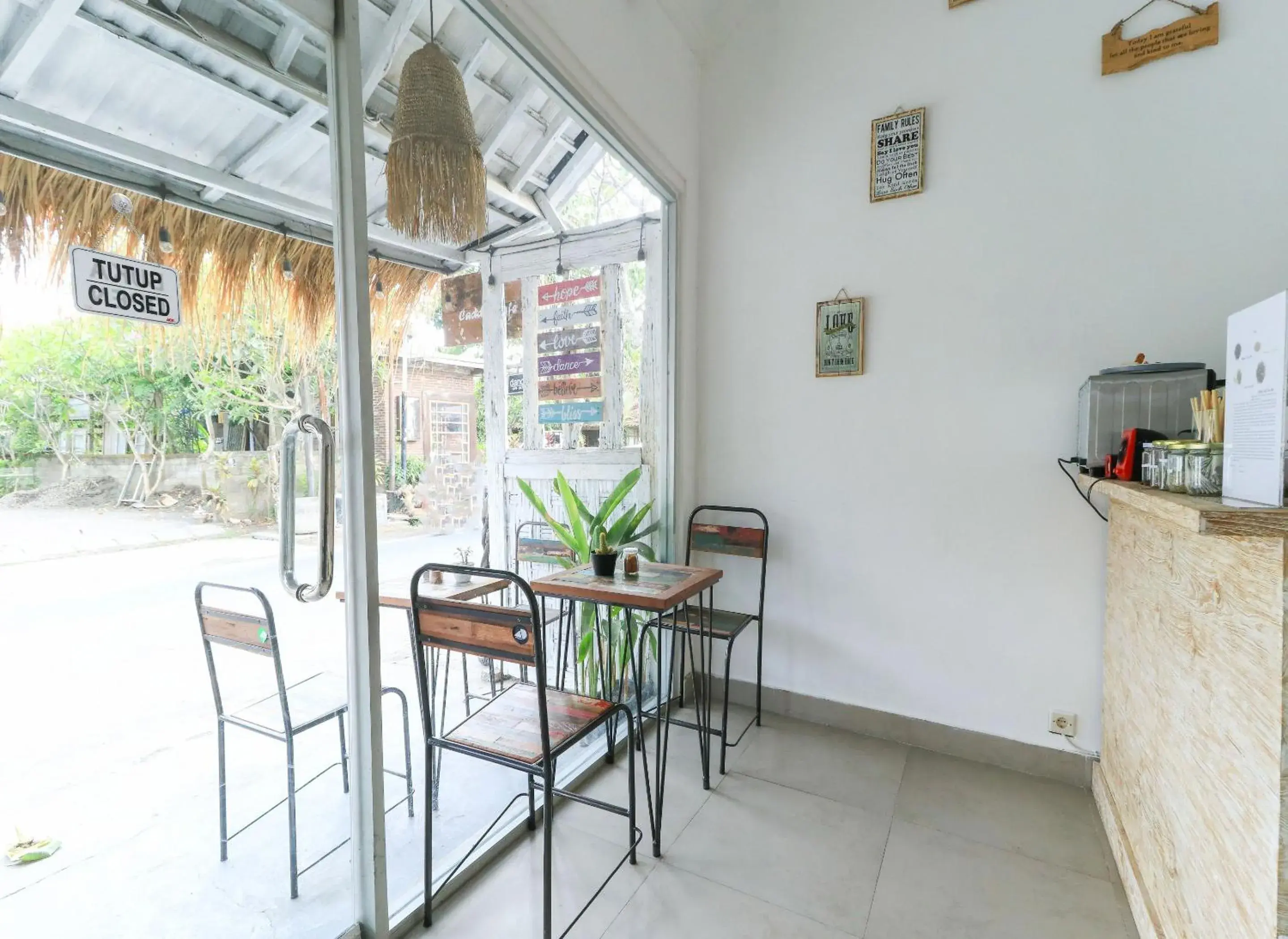 Restaurant/places to eat in The Wina Echo Beach Guest House Restaurant/places to eat in The Wina Echo Beach Guest House