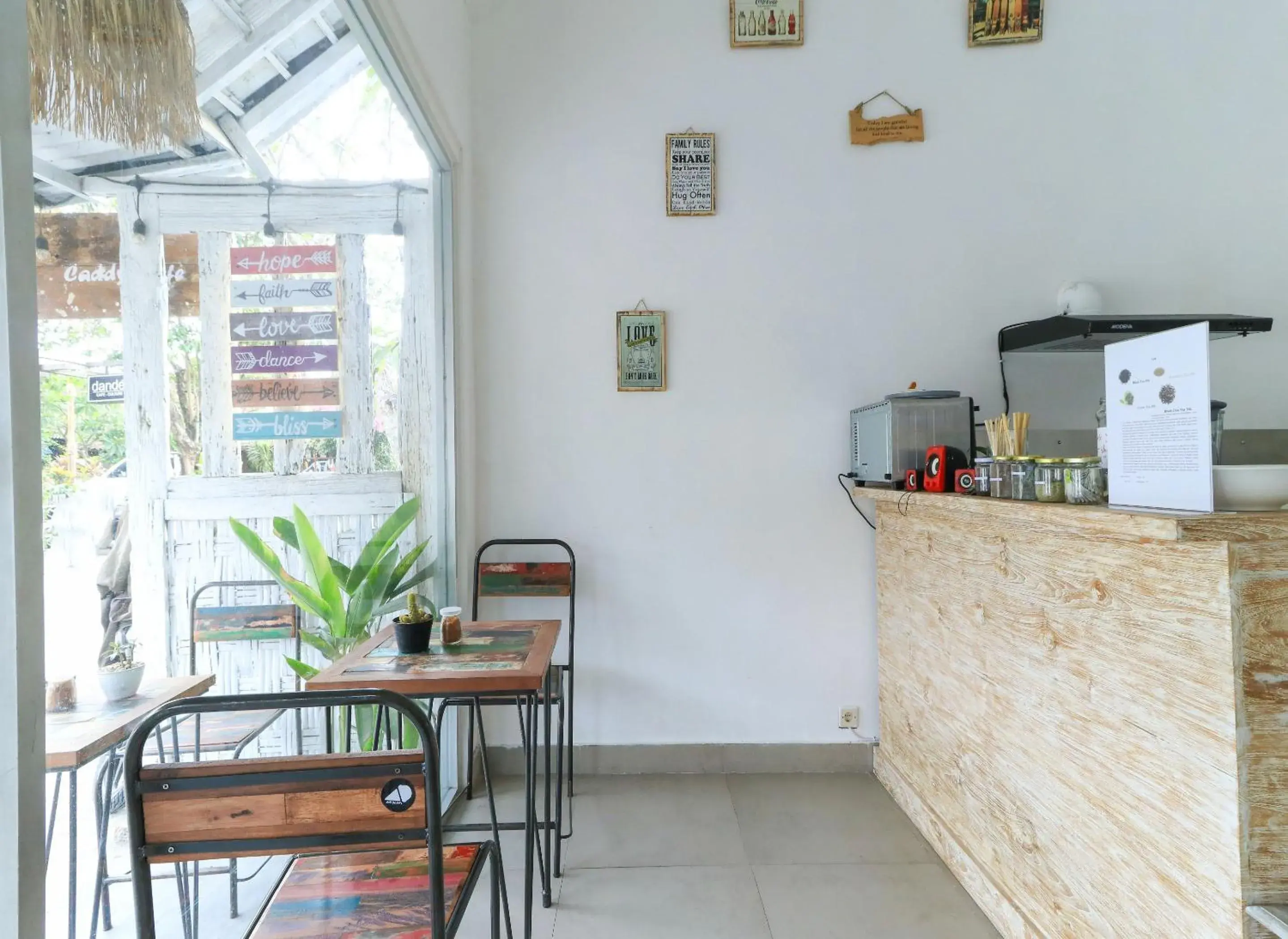 Restaurant/places to eat in The Wina Echo Beach Guest House Restaurant/places to eat in The Wina Echo Beach Guest House