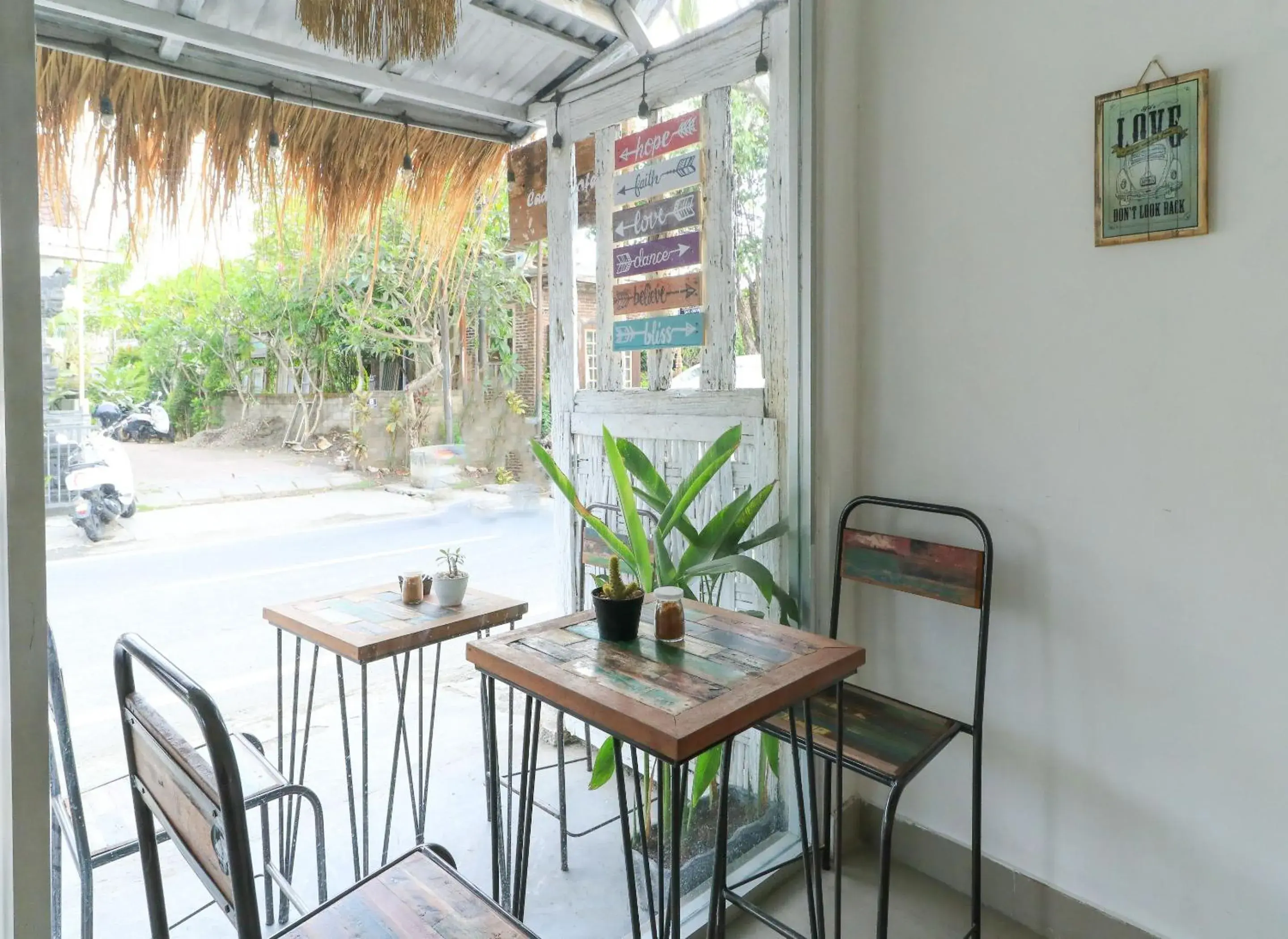 Restaurant/places to eat in The Wina Echo Beach Guest House Restaurant/places to eat in The Wina Echo Beach Guest House