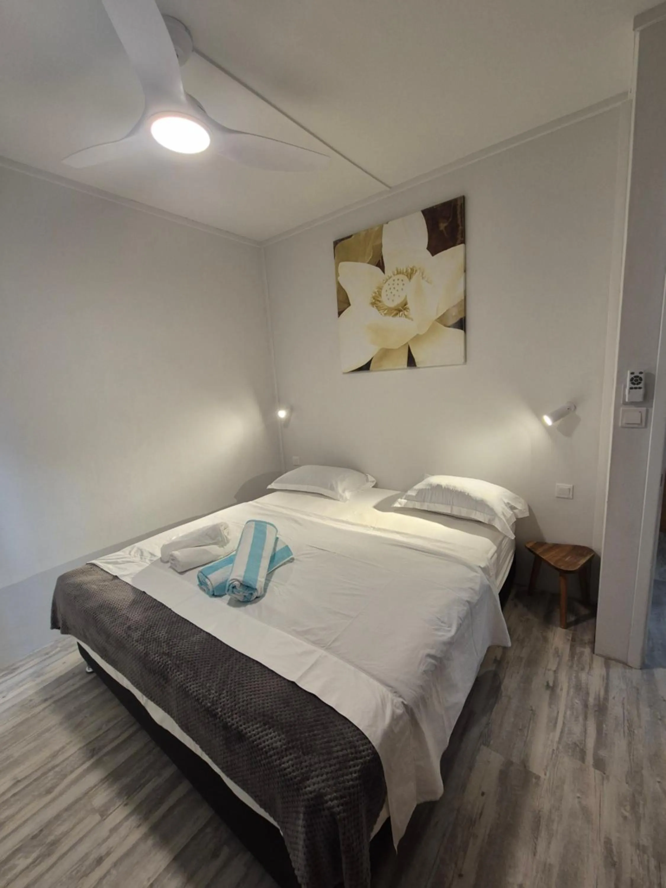 Bed in Colibri Beach Villas