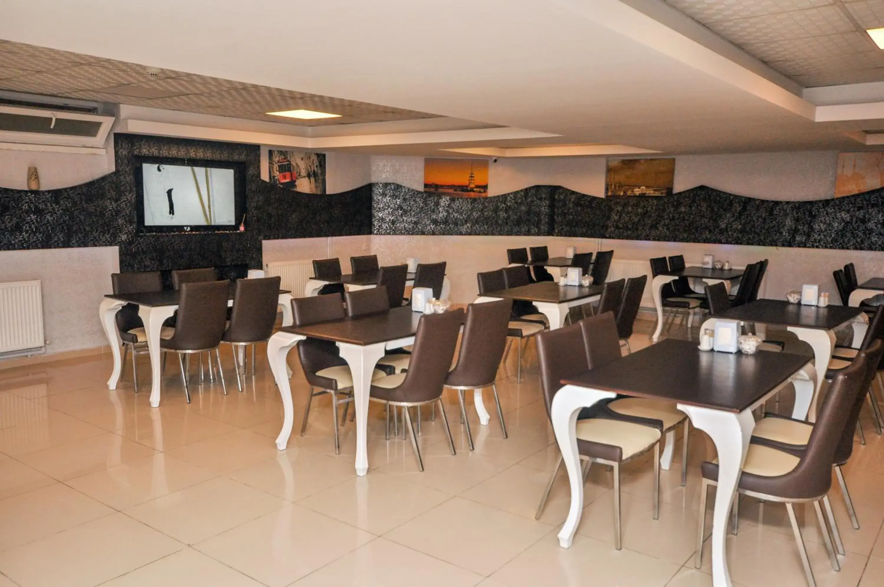 Restaurant/places to eat in White Palace Hotel Restaurant/places to eat in White Palace Hotel