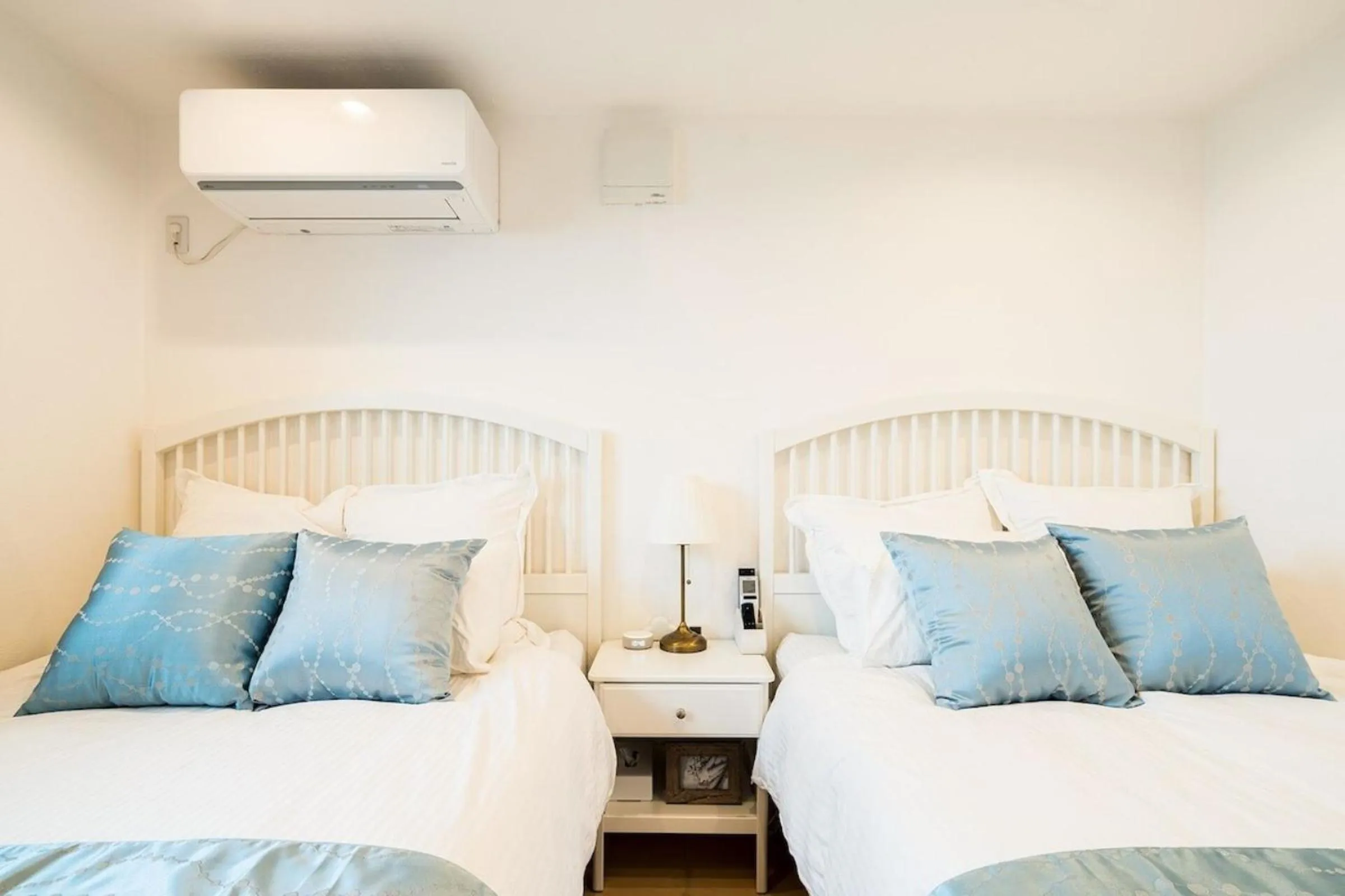 Bed in Oceanfront Villa Hale Kahakai プライベートサウナ